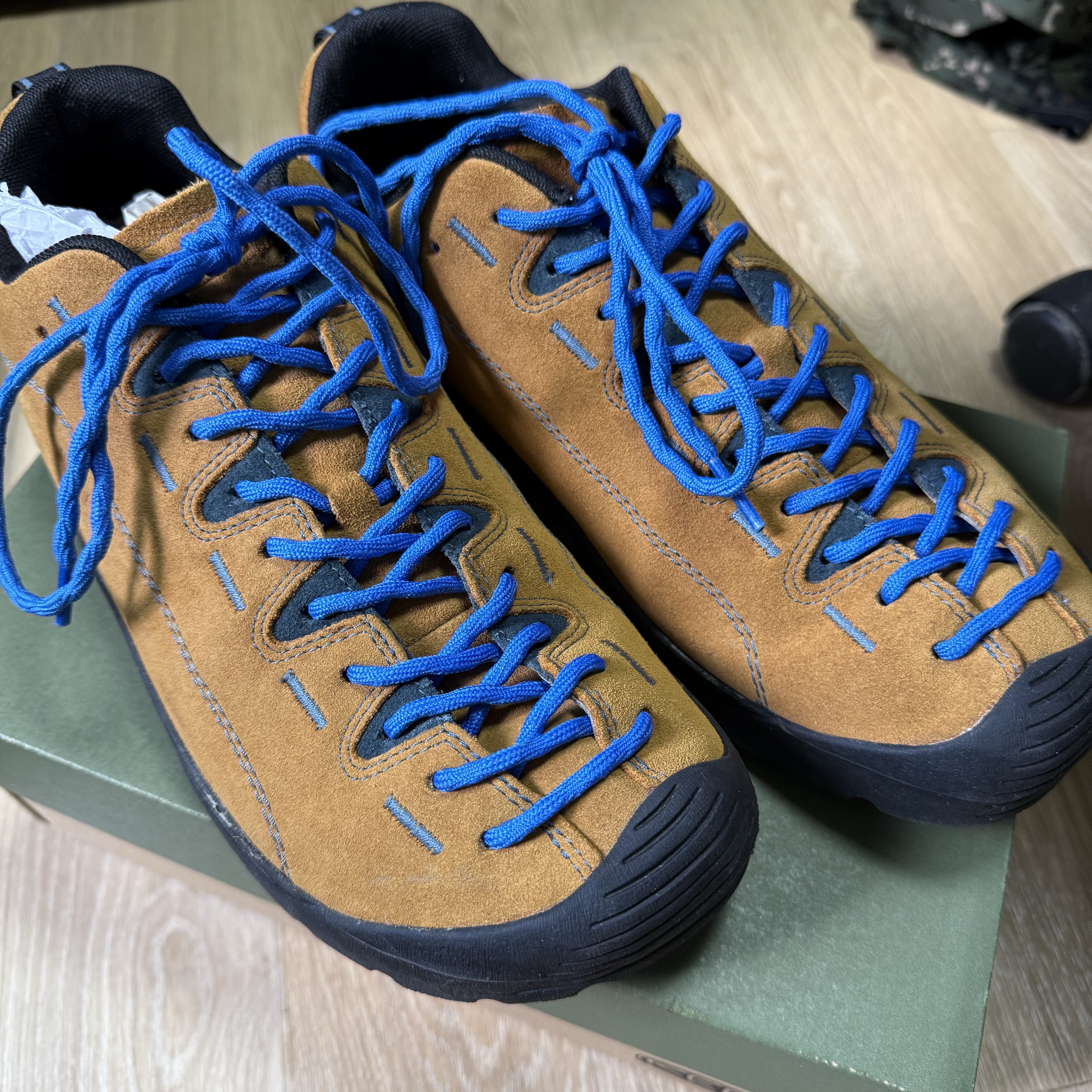 KEEN Men Jasper Cathay Spice/Orion Blue 착용 스타일