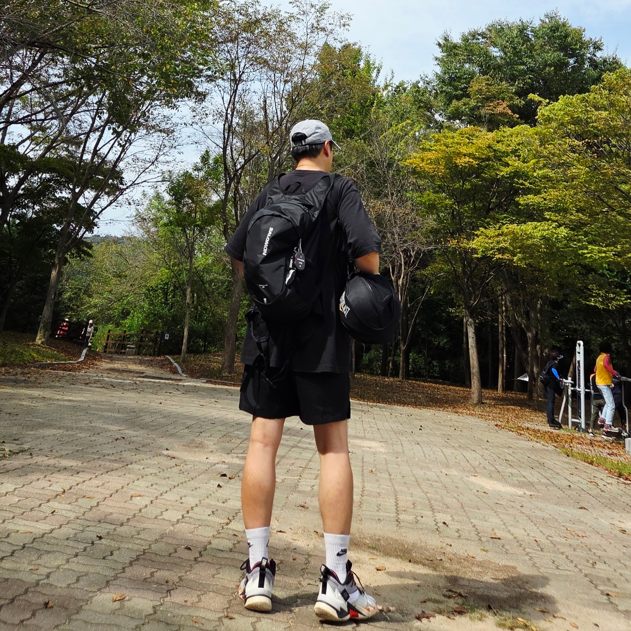 Salomon Trailblazer 20 Black, Carhartt Loose Fit Heavyweight Regular Short Sleeve Pocket T-Shirt Black 착용 스타일 - 3