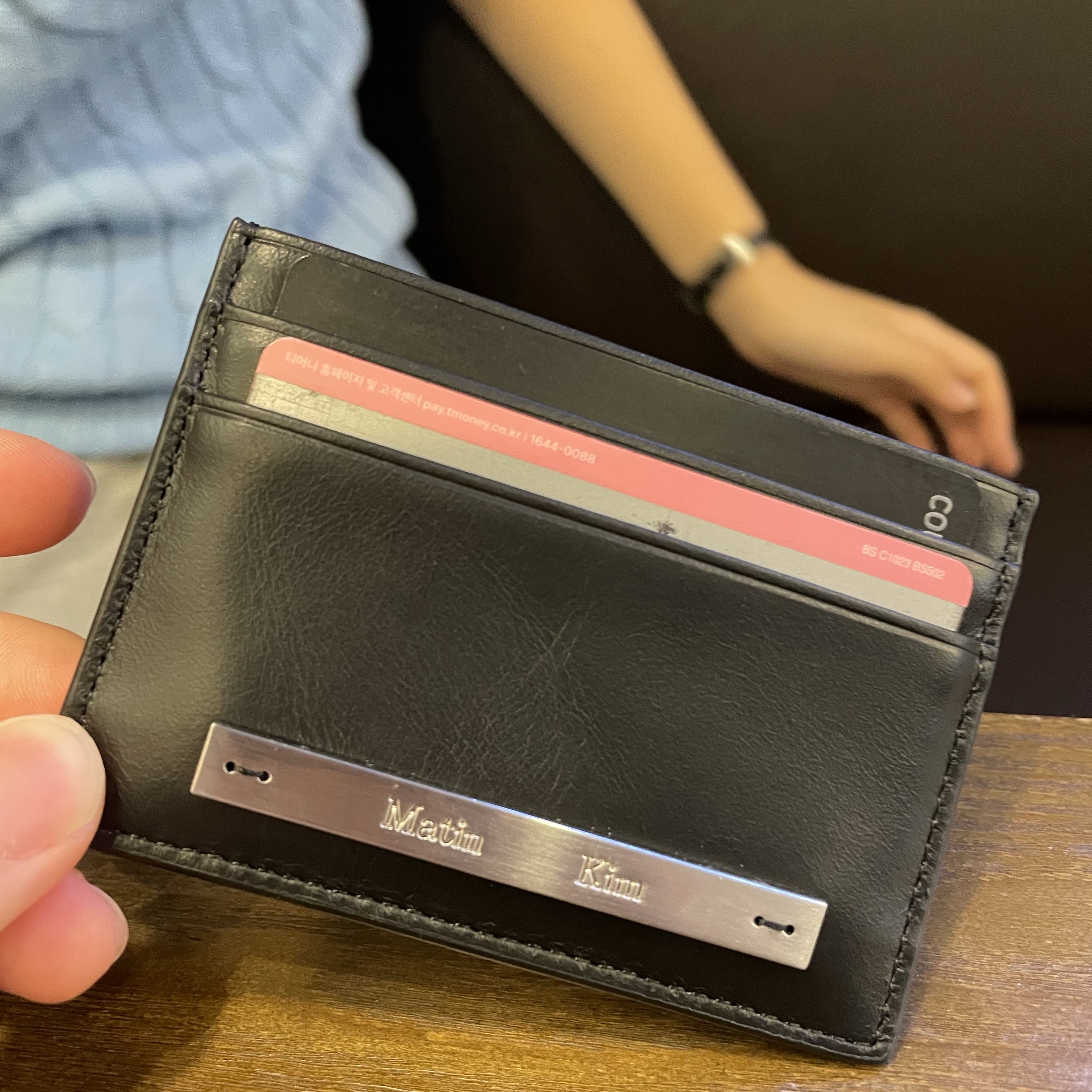 Matin Kim Vintage Card Wallet Black 착용 스타일