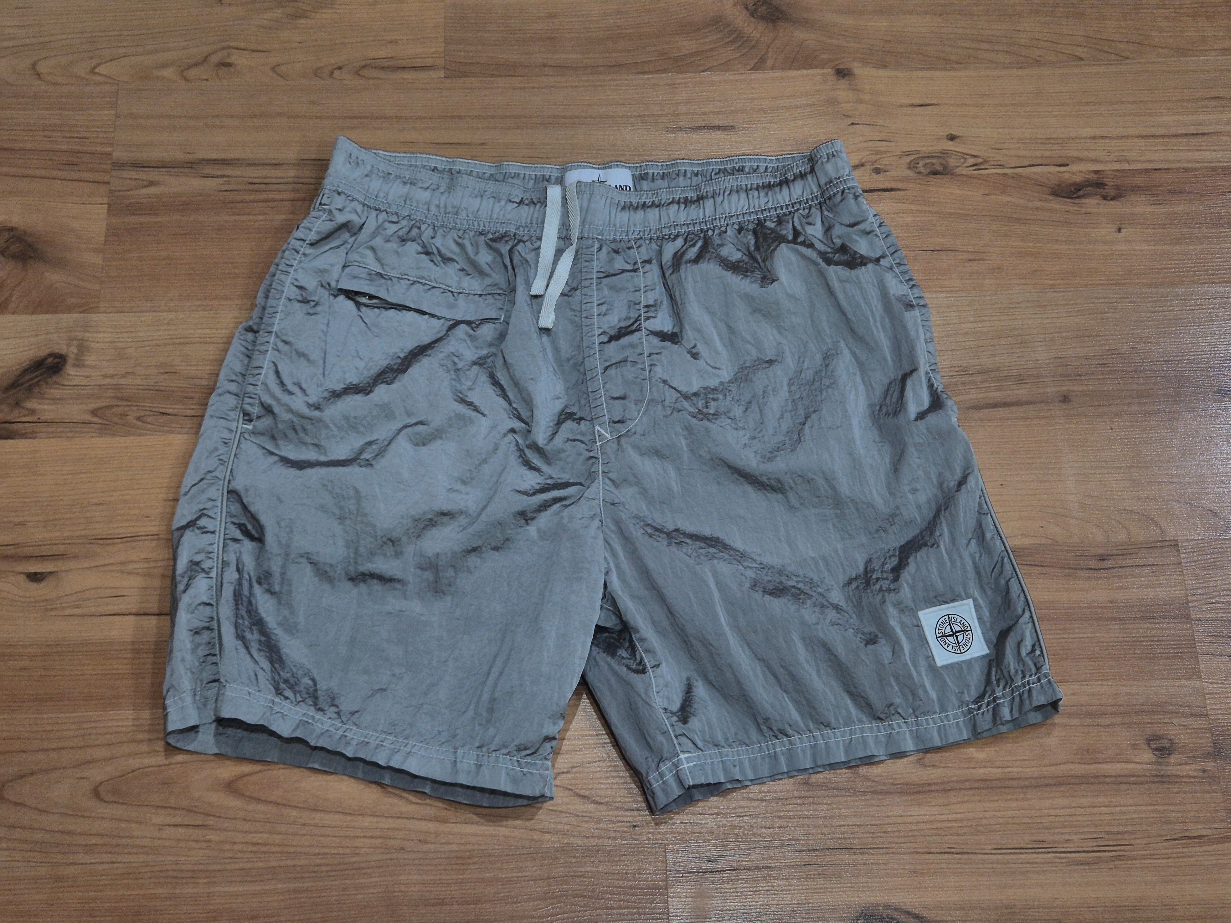 Stone Island B0243 Nylon Metal Swimming Trunk Ice - 22SS 착용 스타일 - 1