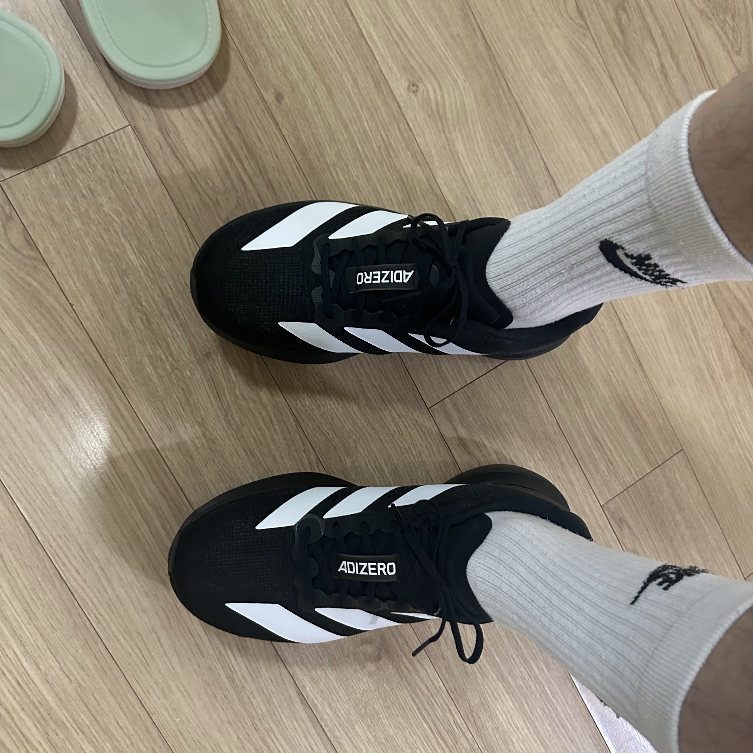 Adidas Adizero EVO SL Core Black Cloud White 착용 스타일 - 5