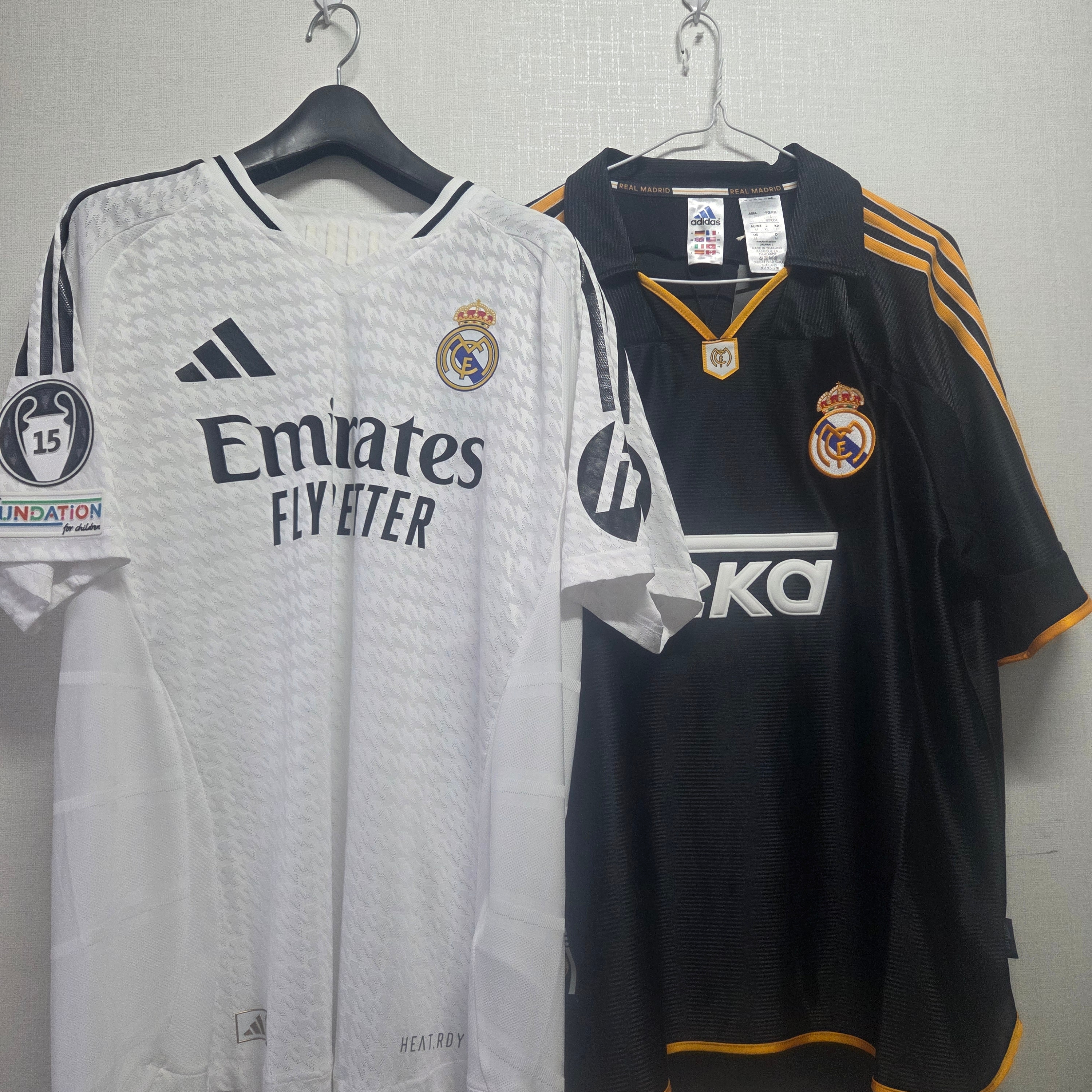 Adidas Real Madrid 99/00 Away Jersey Black - KR Sizing (Non Marking Ver.), Adidas Real Madrid 2024/25 Home Jersey White - KR Sizing (Non Marking Ver.) 착용 스타일 - 1