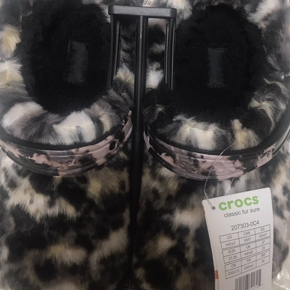 Crocs Classic Fur Sure Clog Black Multi 착용 스타일