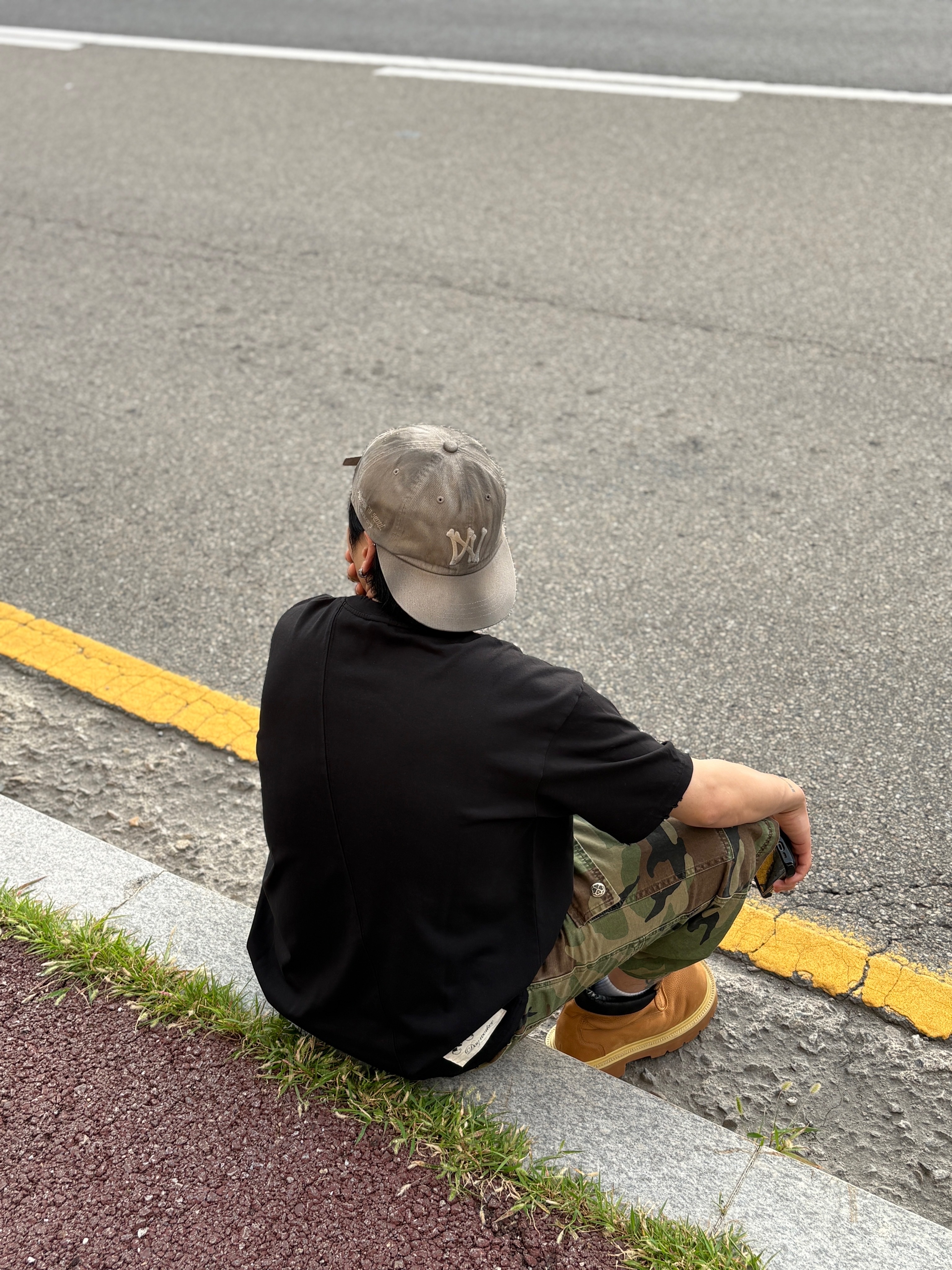 [KREAM Exclusive] Aoiro 6-Panel Bone A/N Cap Mud, Wapworks Dayworker T-Shirt Black 착용 스타일 - 5