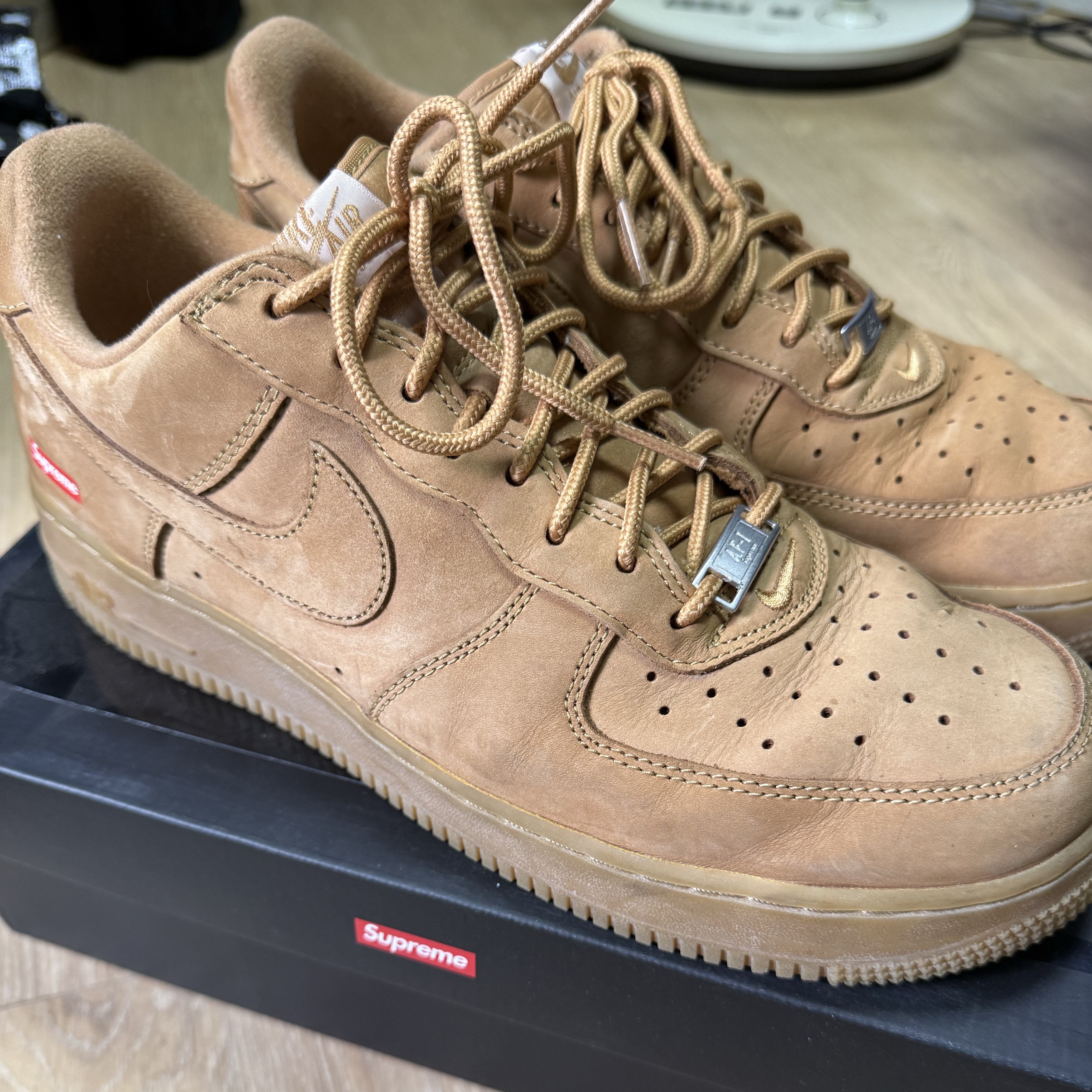Nike x Supreme Air Force 1 Low Flax 착용 스타일