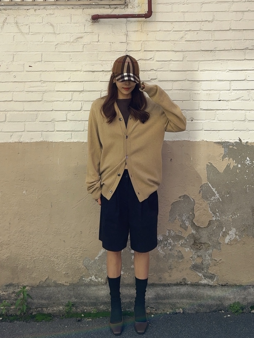 (W) Burberry Exaggerated Check Wool Baseball Cap Birch Brown, Play Comme des Garcons Black Heart Knit Cardigan Beige 착용 스타일 - 1