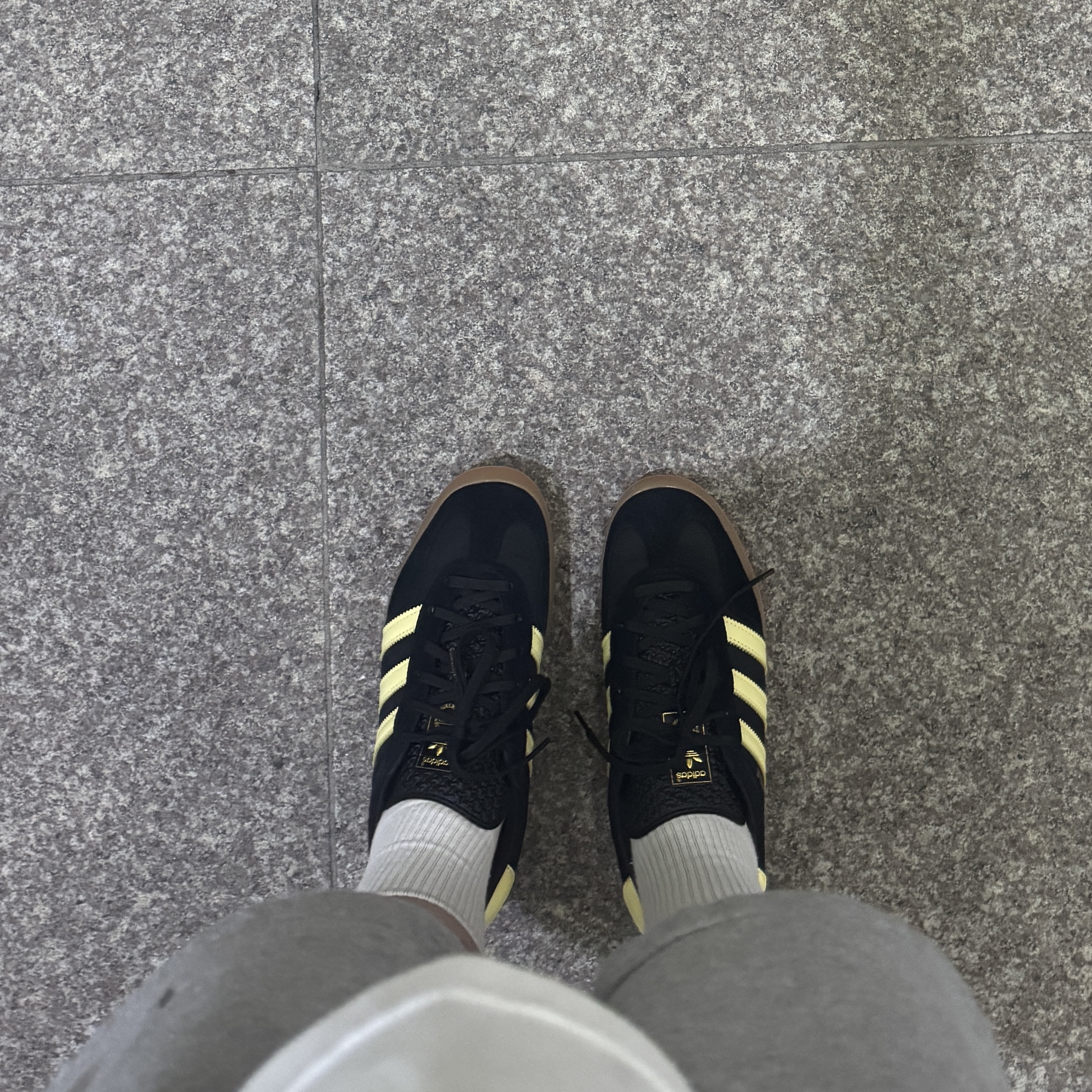 Adidas Gazelle Indoor Core Black Almost Yellow Gum 착용 스타일