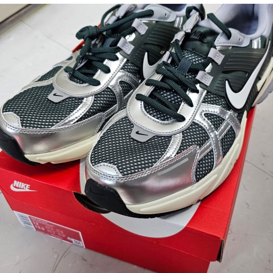 Nike V2K Run Vintage Green Mineral Spruce 착용 스타일