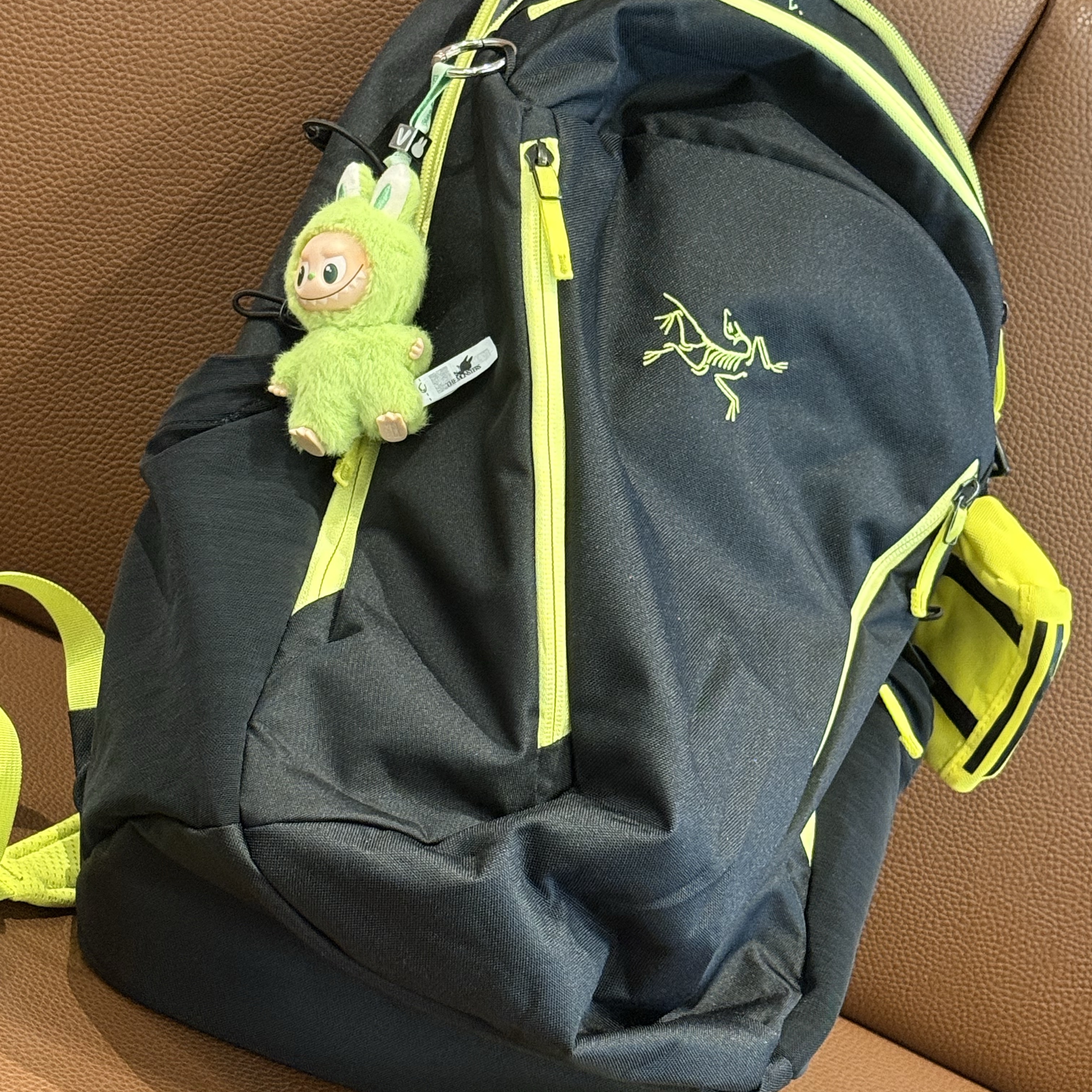 Arc'teryx Mantis 26 Backpack Black Euphoria, Pop Mart Labubu The Monsters Pin For Love Series Vinyl Plush Pendant (N-Z) V (Opened Case) 착용 스타일