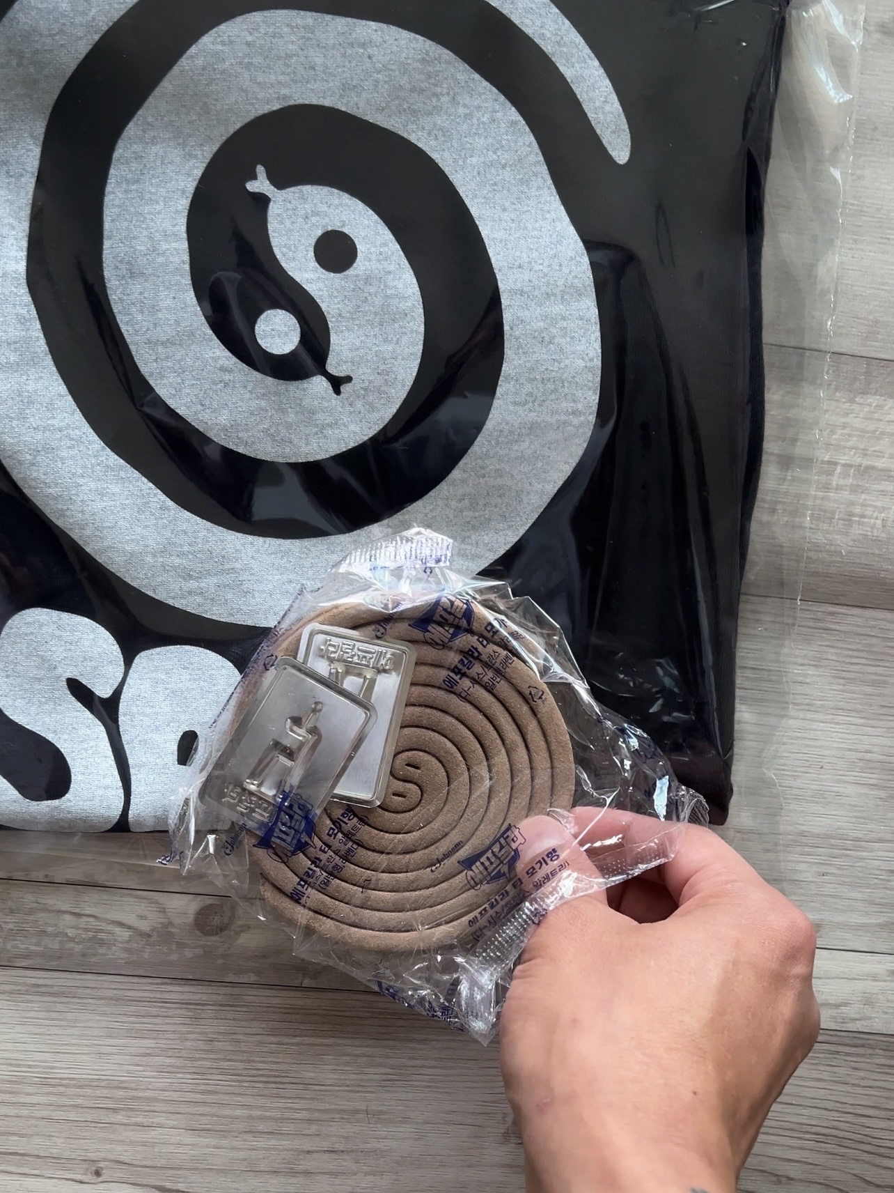 SANSI Yin Yang Snake T-Shirts Black 착용 스타일