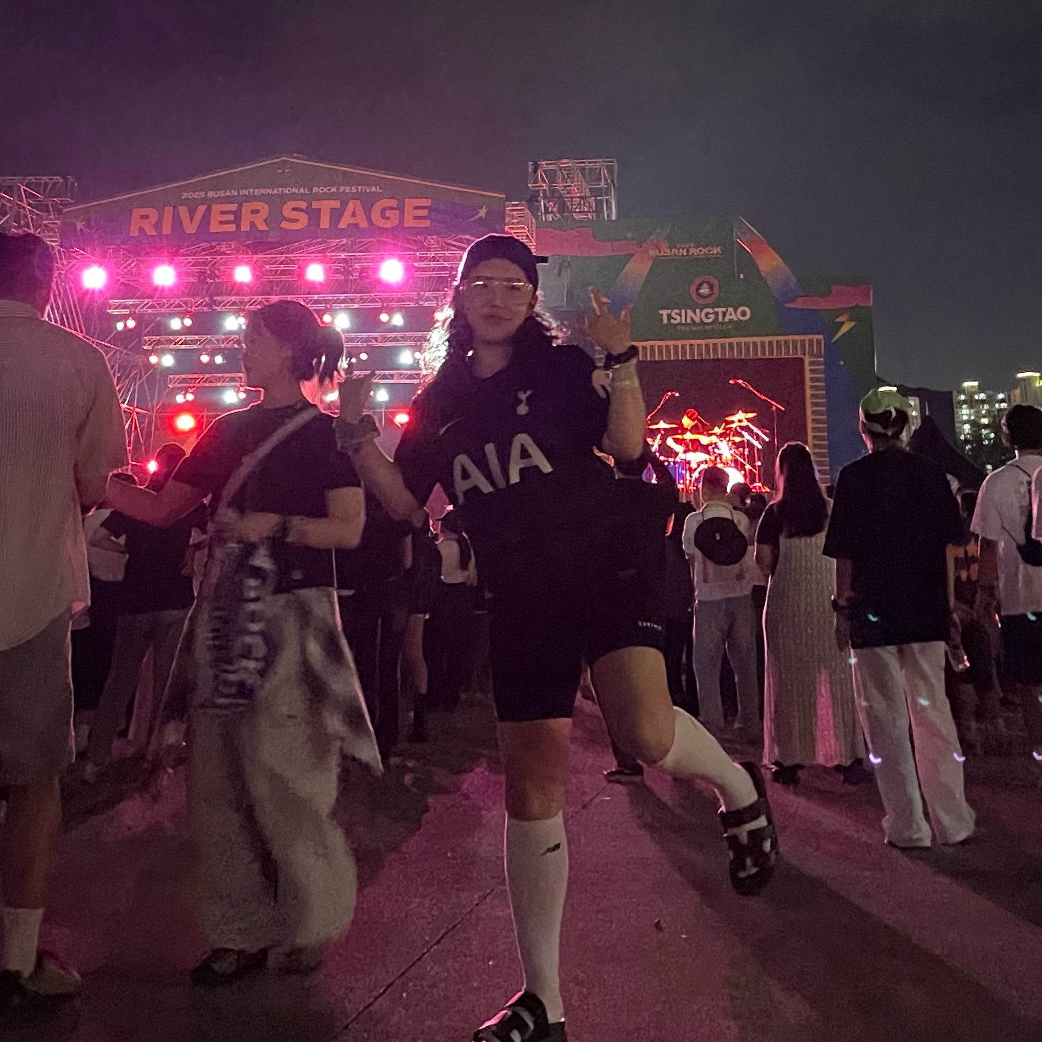 Nike Club Unstructured Denim Cap College Navy White, Nike Tottenham Hotspur 2025/26 Stadium Away Dri-Fit Soccer Replica Jersey Black Light Iron Ore (Non Marking Ver.) 착용 스타일 - 5