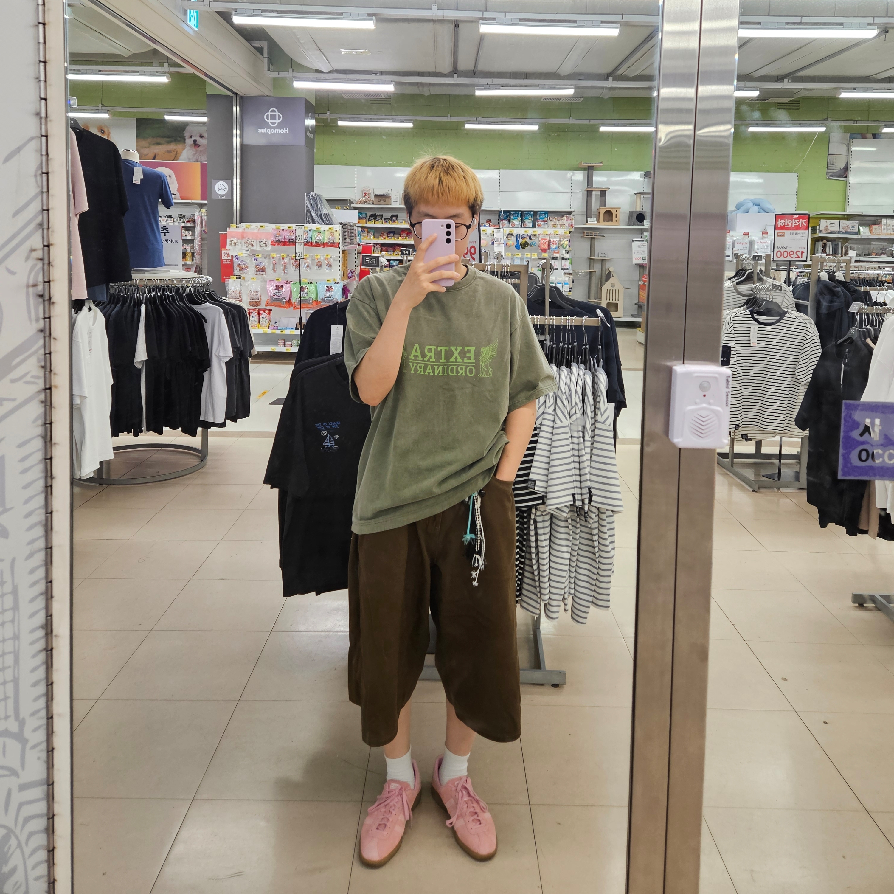 Adidas Bermuda Glow Pink 착용 스타일
