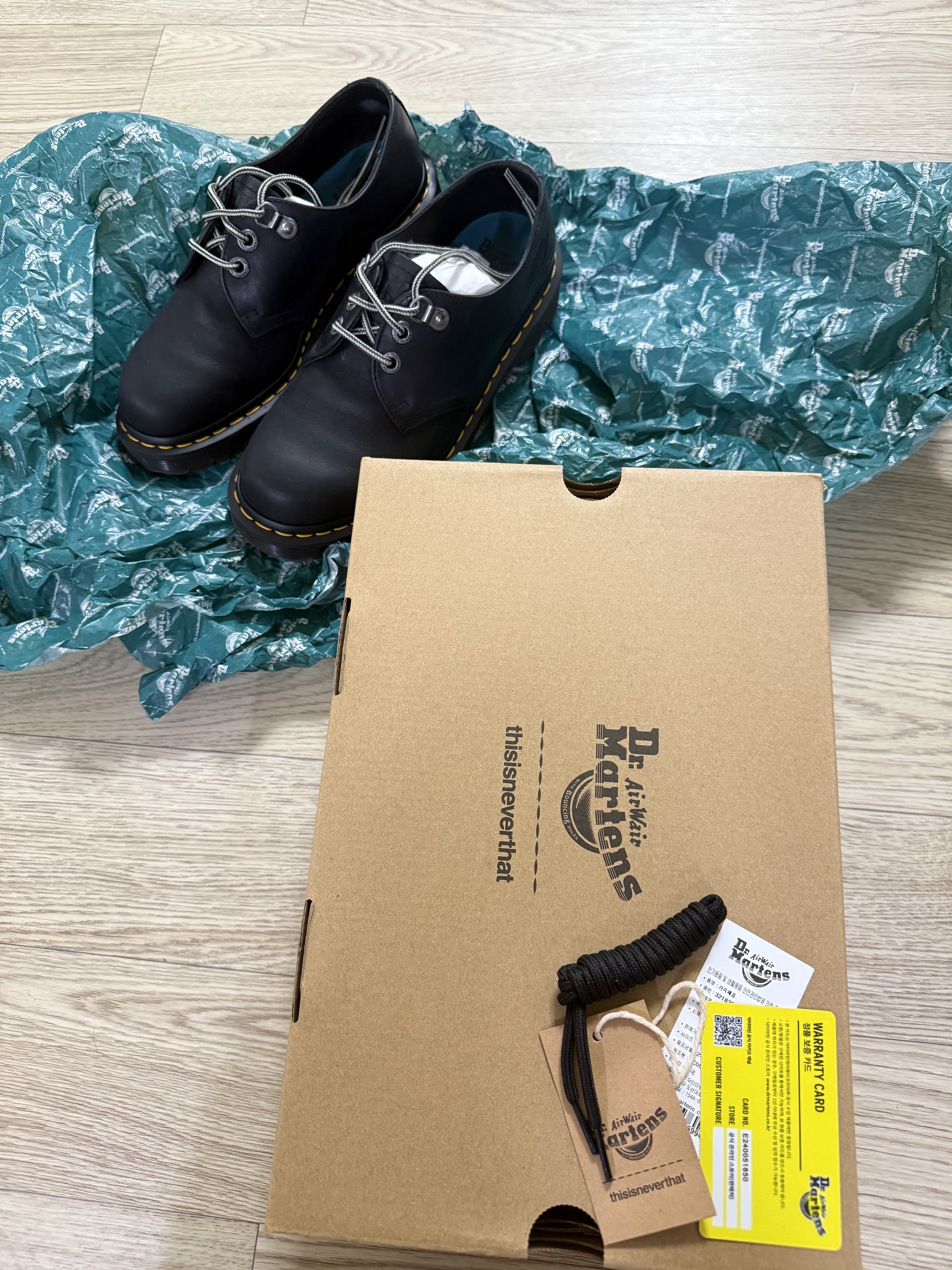 Dr. Martens x Thisisneverthat 1461 Waxed Full Grain Black, Dr. Martens x Thisisneverthat 1460 Waxed Full Grain Brown 착용 스타일 - 2