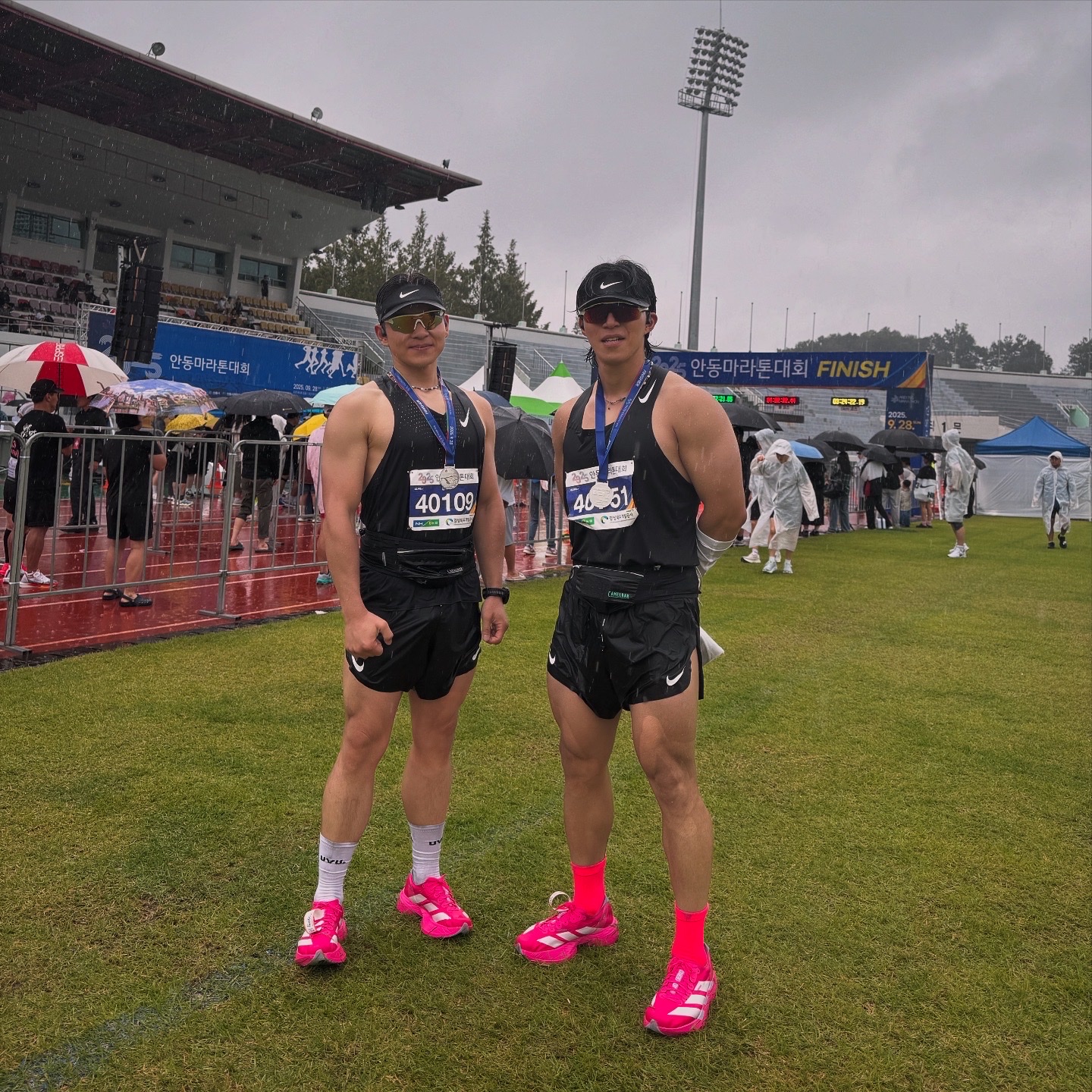 UVU Running Sock White, Nike Aeroswift Dri-Fit ADV 4 Inch Brief Lined Running Short Black Summit White - Asia 착용 스타일 - 2