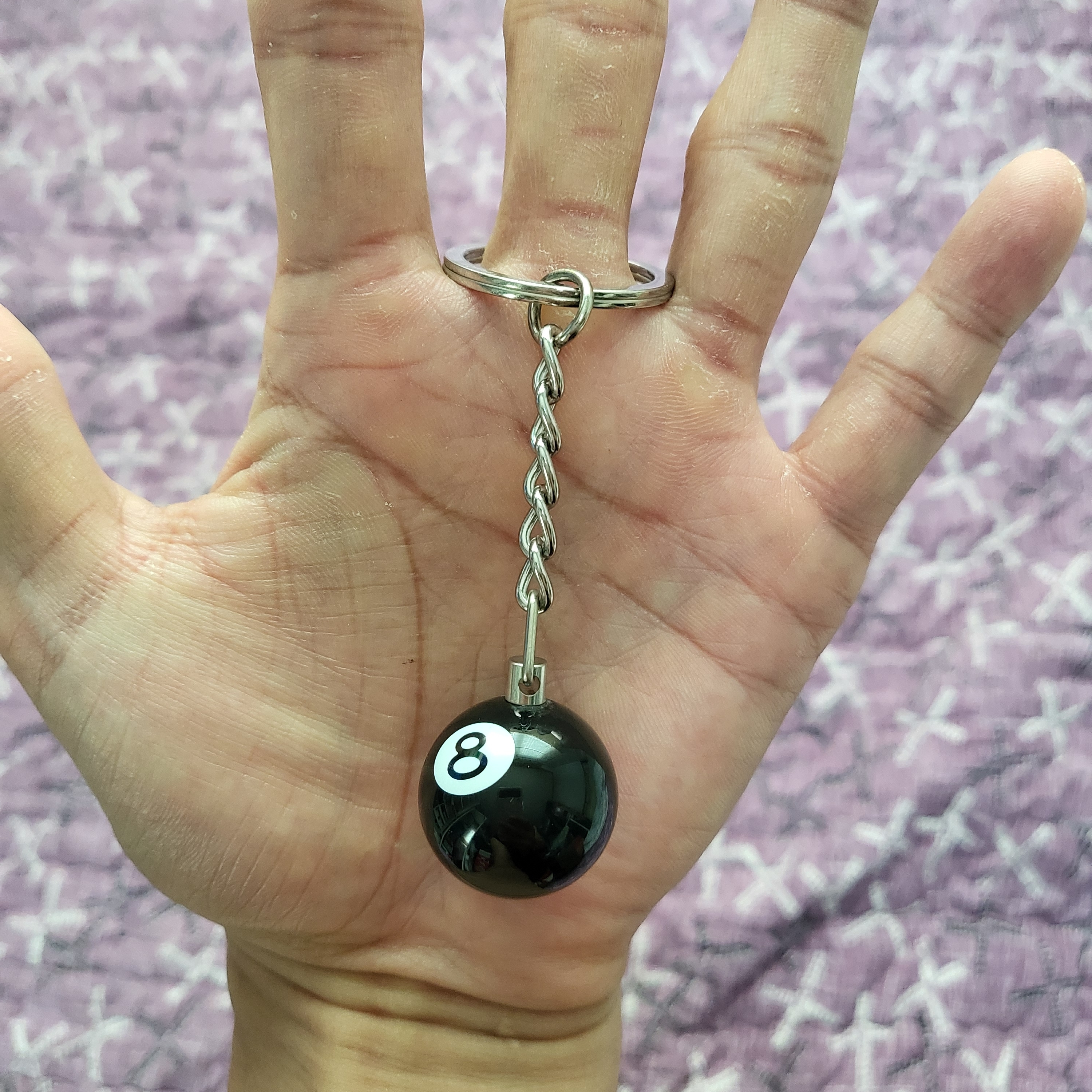 Stussy 8 Ball Keychain Black 착용 스타일 - 2