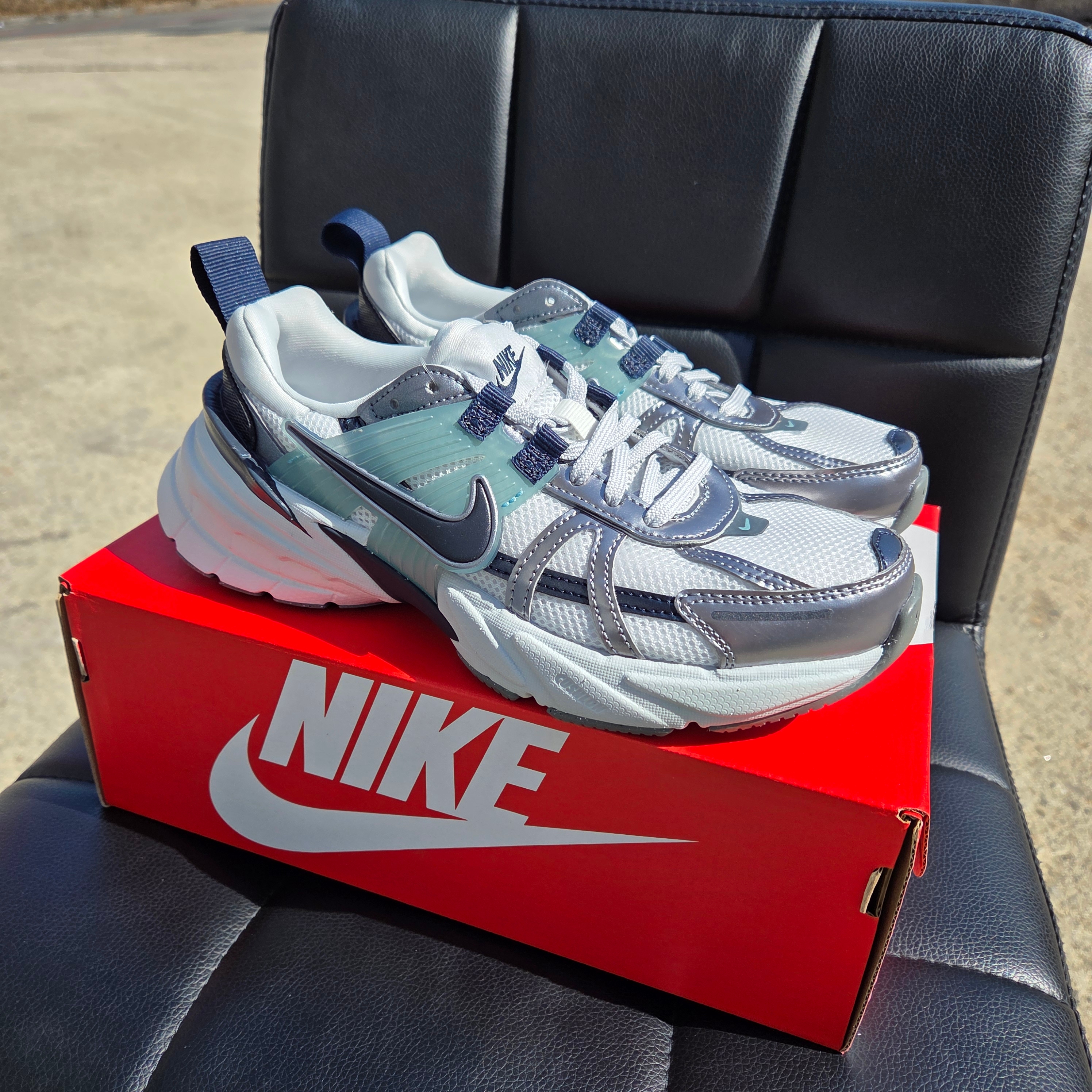 (W) Nike V2K Run Summit White Metallic Cool Grey 착용 스타일 - 1