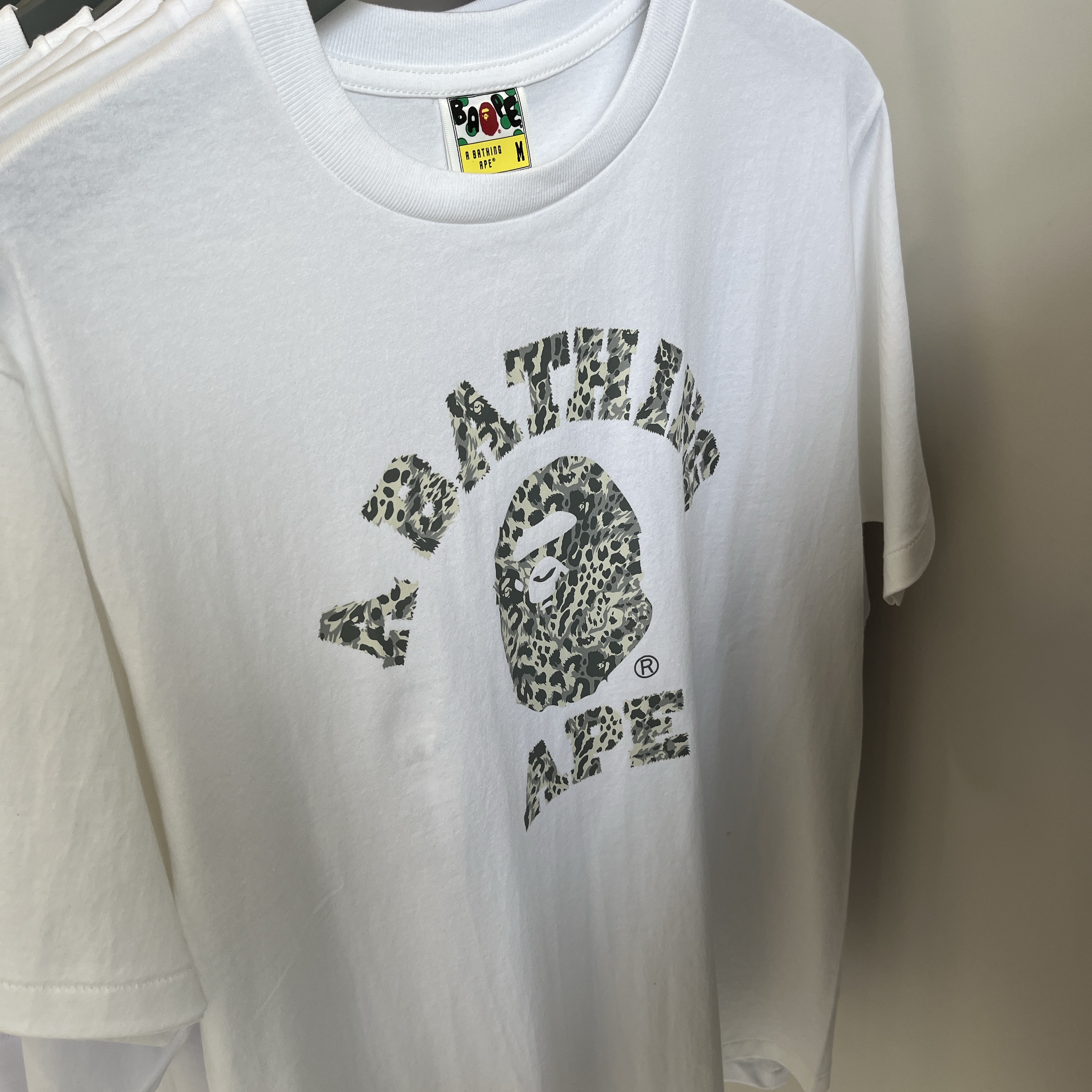 BAPE Wild Leopard Pattern College T-Shirt White Gray 착용 스타일