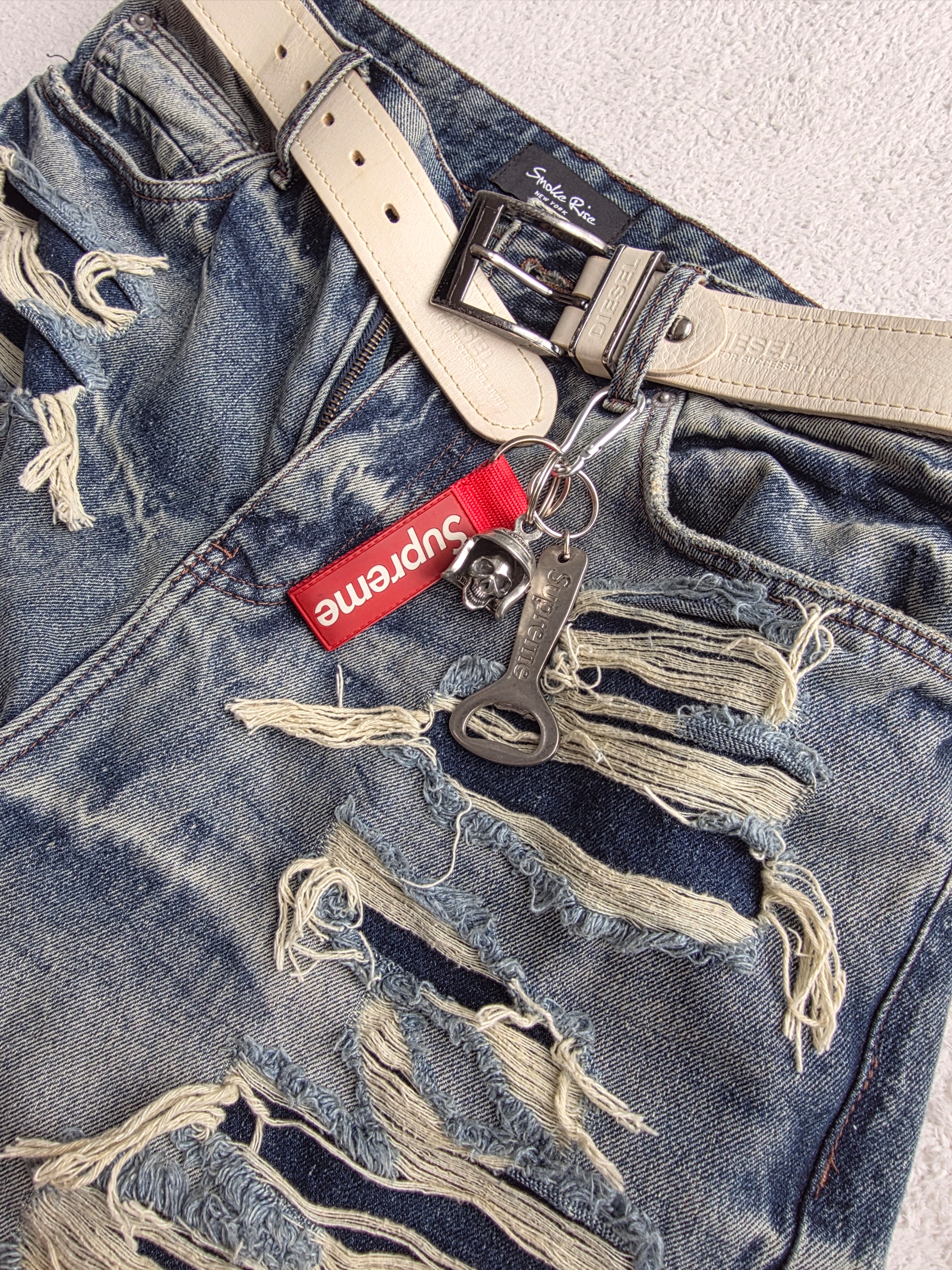 Supreme Webbing Keychain Red - 20FW, Supreme Skull Bell Keychain Silver - 25SS 착용 스타일