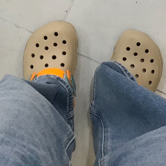 Crocs All Terrain Clog Chai Multi 착용 스타일