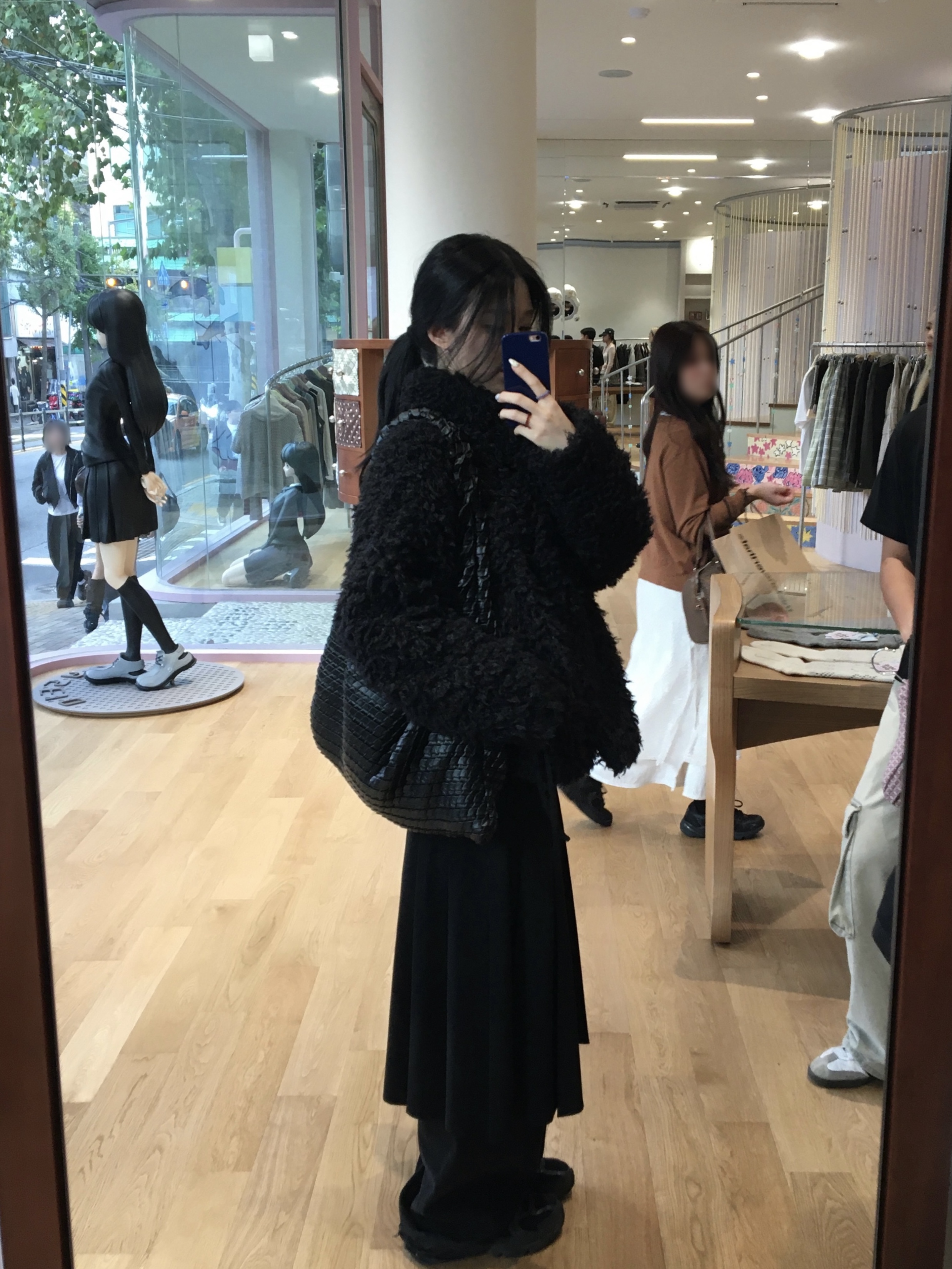 COYSEIO Hairy Fur Jacket Black, New Balance 530 Black 착용 스타일 - 1