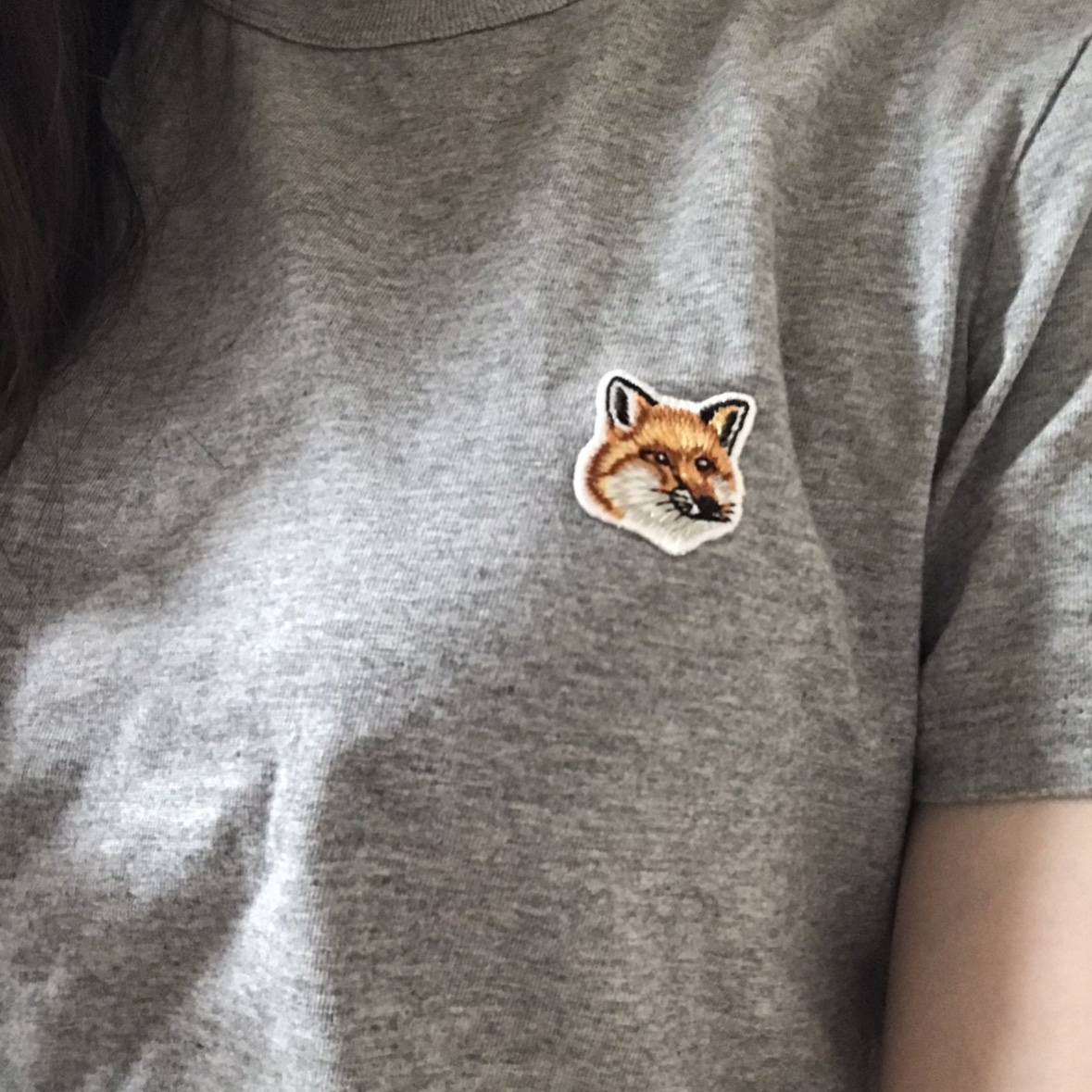Maison Kitsune Fox Head Patch Regular T-Shirt Dark Grey Melange 착용 스타일