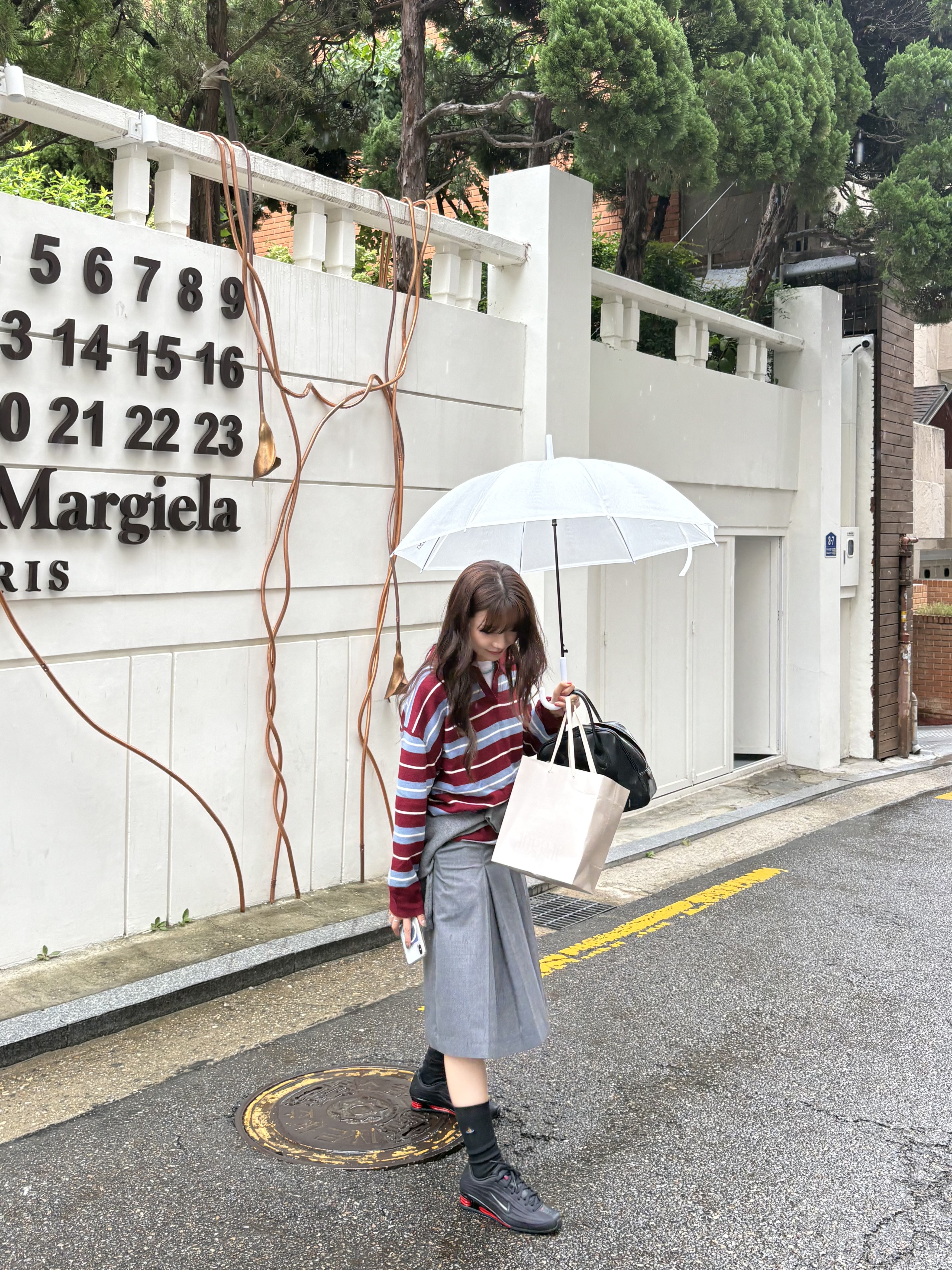 (W) Nike Shox Z Black University Red, Comme des Garcons Round No.3 Aoyama Bag Black 착용 스타일 - 3