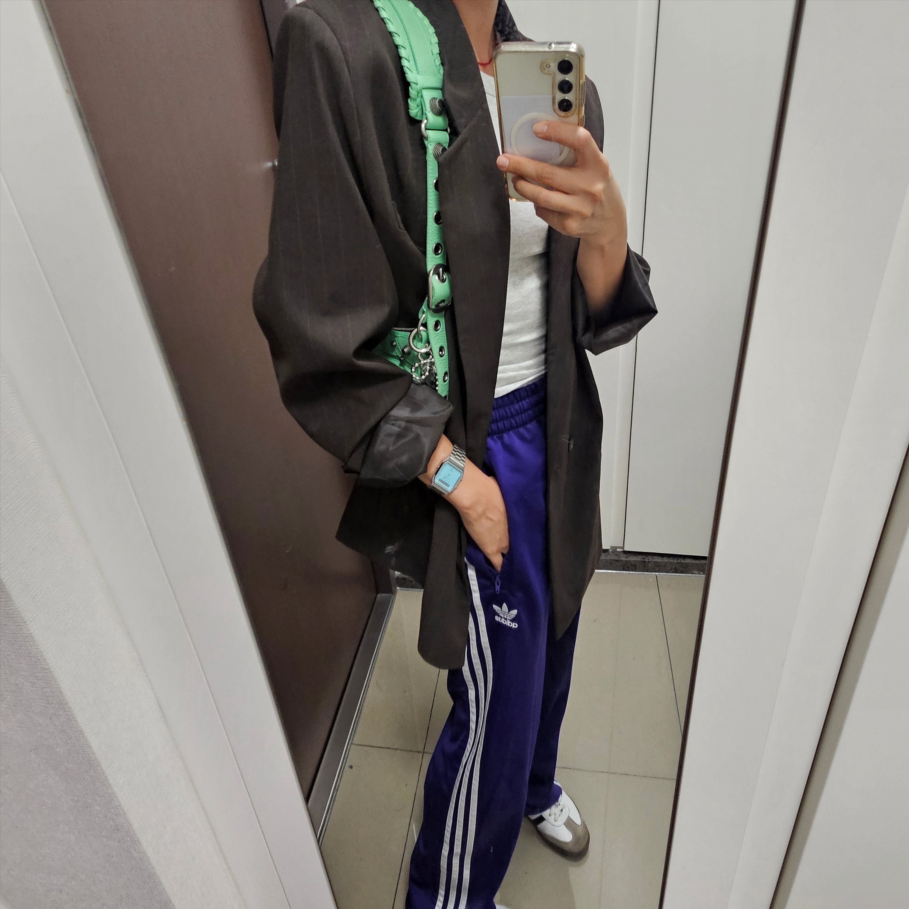 Adidas Samba OG Cloud White, Casio AQ-230A-2A1MQY 착용 스타일 - 1