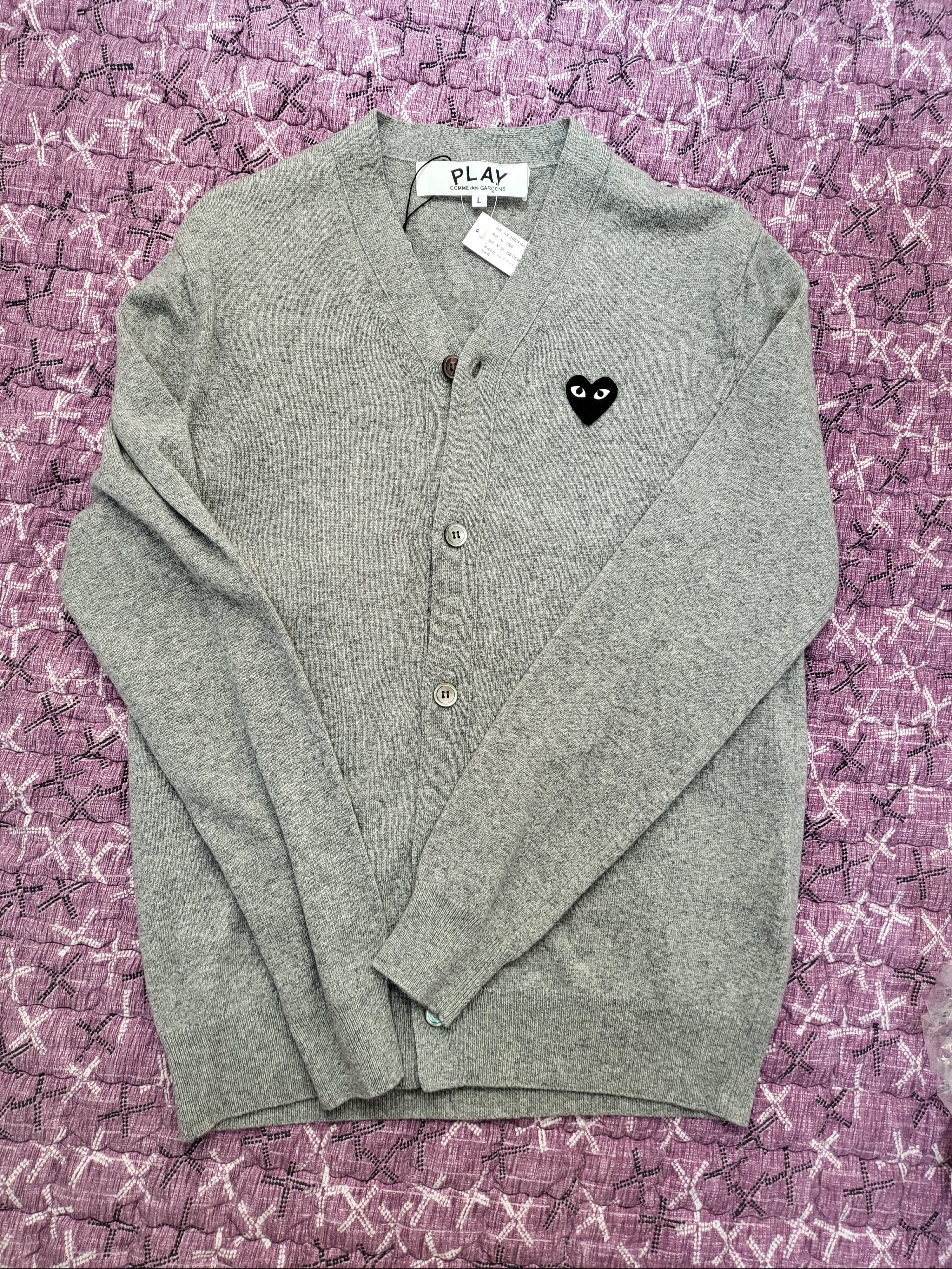 Play Comme des Garcons Black Heart Knit Cardigan Grey 착용 스타일