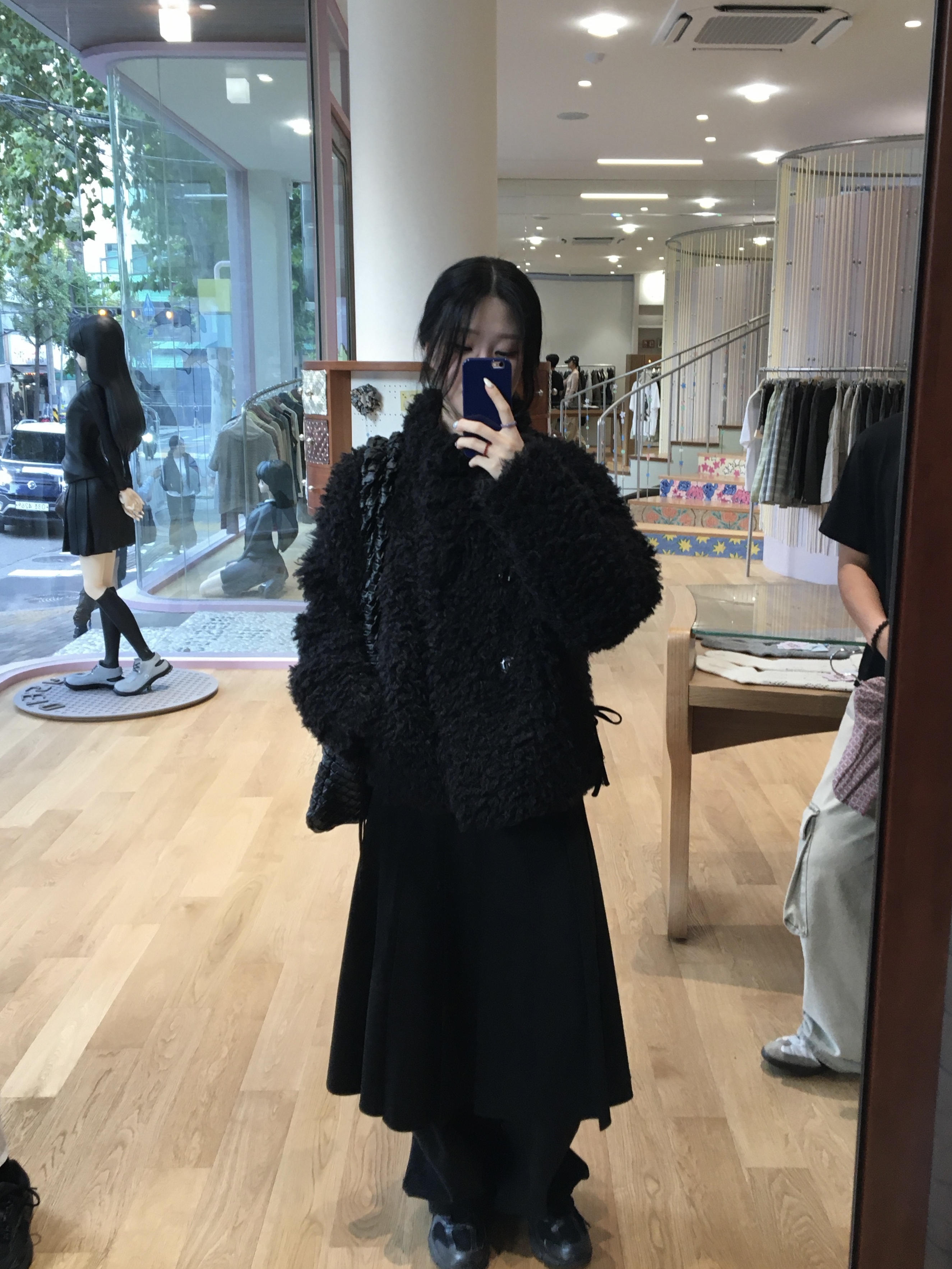 COYSEIO Hairy Fur Jacket Black, New Balance 530 Black 착용 스타일 - 2