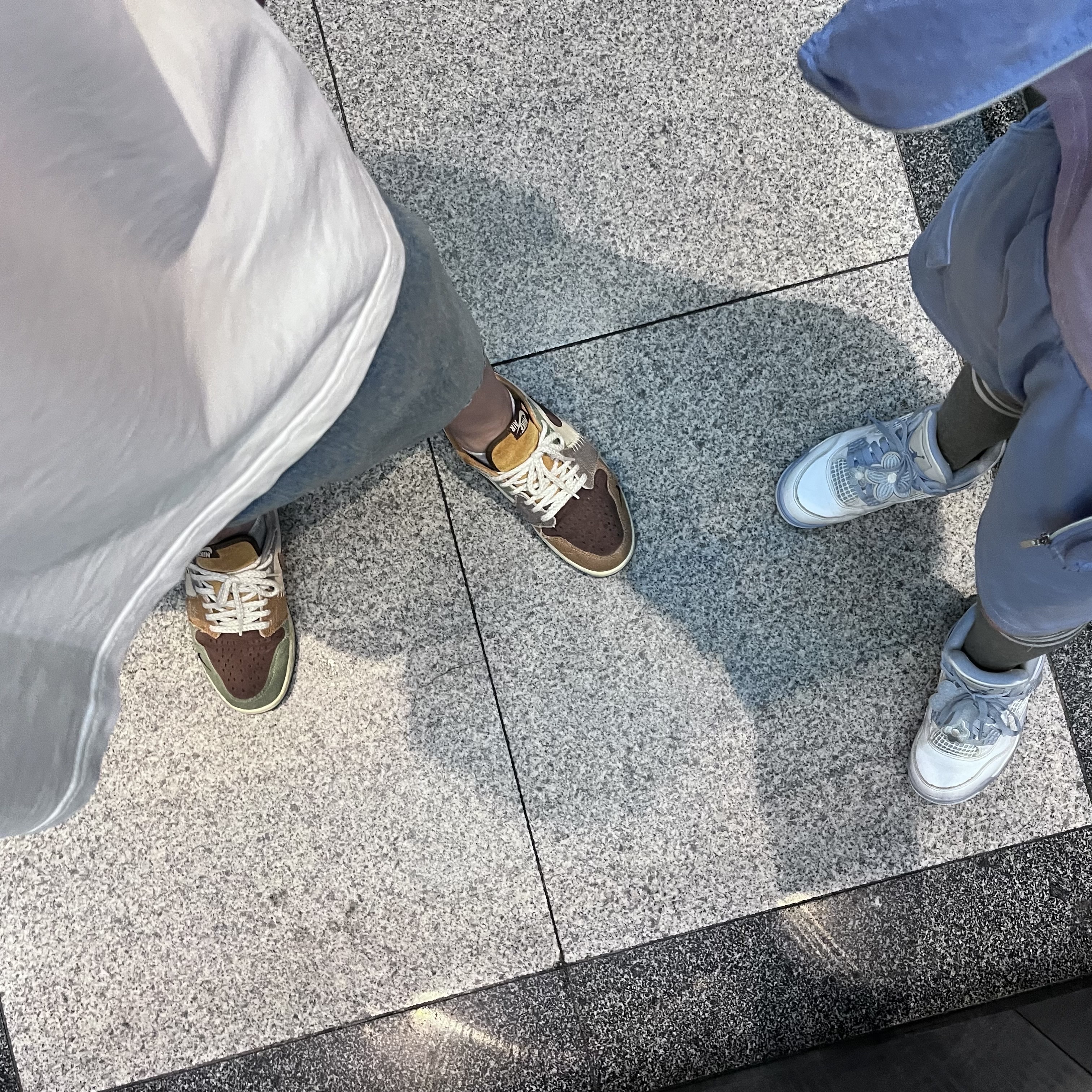 Jordan 1 x Zion Williamson Retro Low OG Flax and Oil Green, (W) Jordan 4 Retro Aluminum 착용 스타일 - 1
