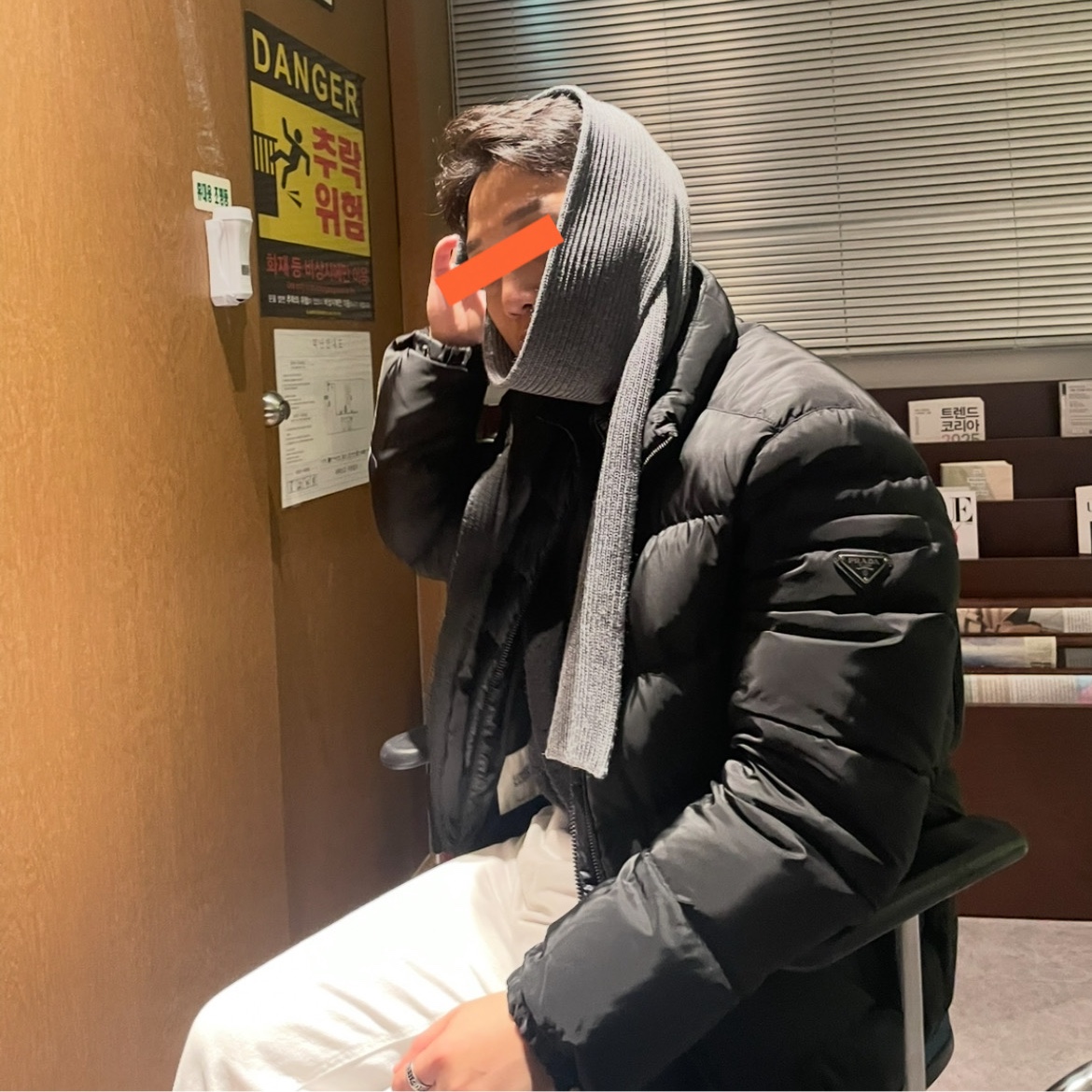 Prada Triangle Logo Down Jacket Black 착용 스타일 - 1