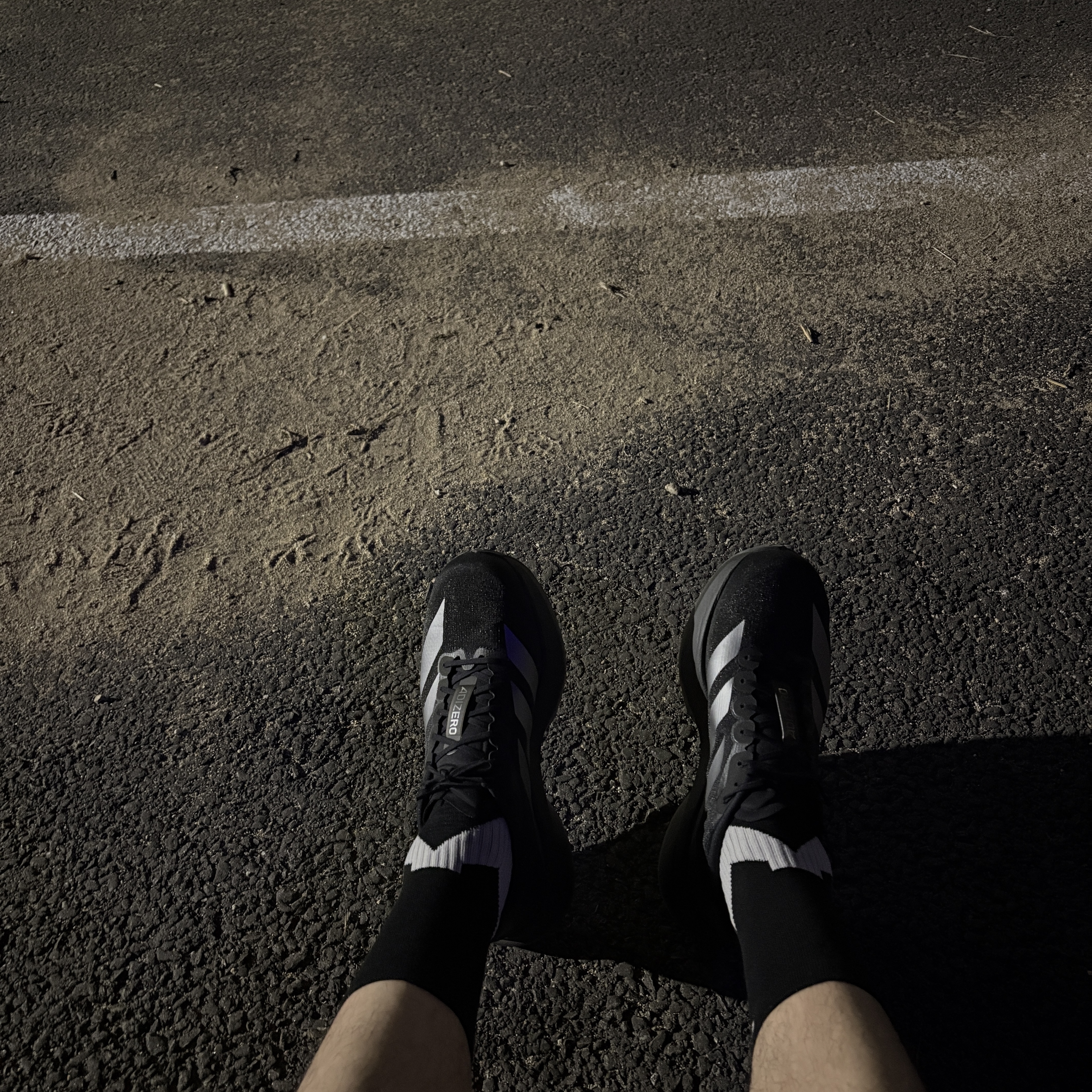 Adidas Adizero EVO SL Core Black Iron Metallic 착용 스타일