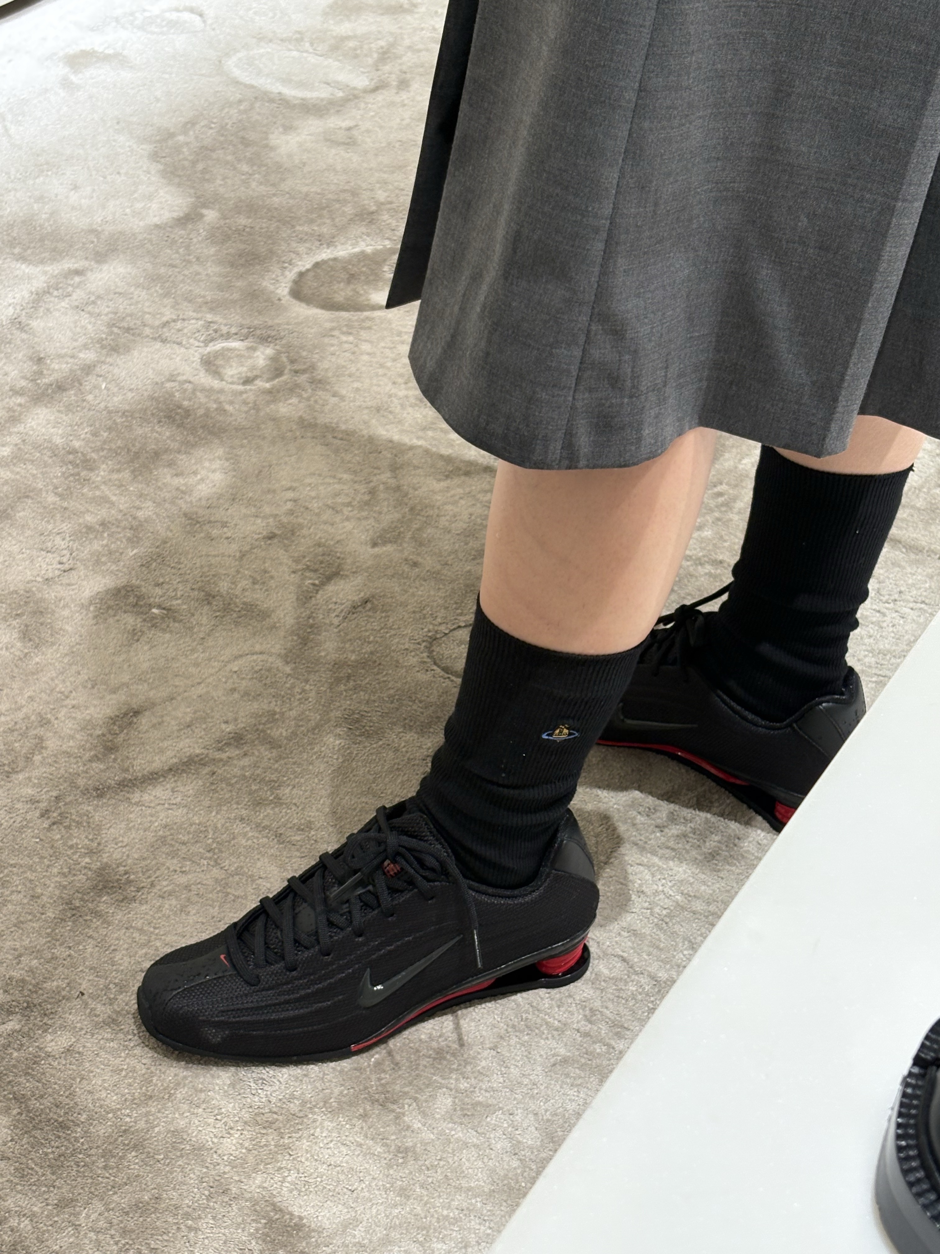 (W) Nike Shox Z Black University Red, Comme des Garcons Round No.3 Aoyama Bag Black 착용 스타일 - 5