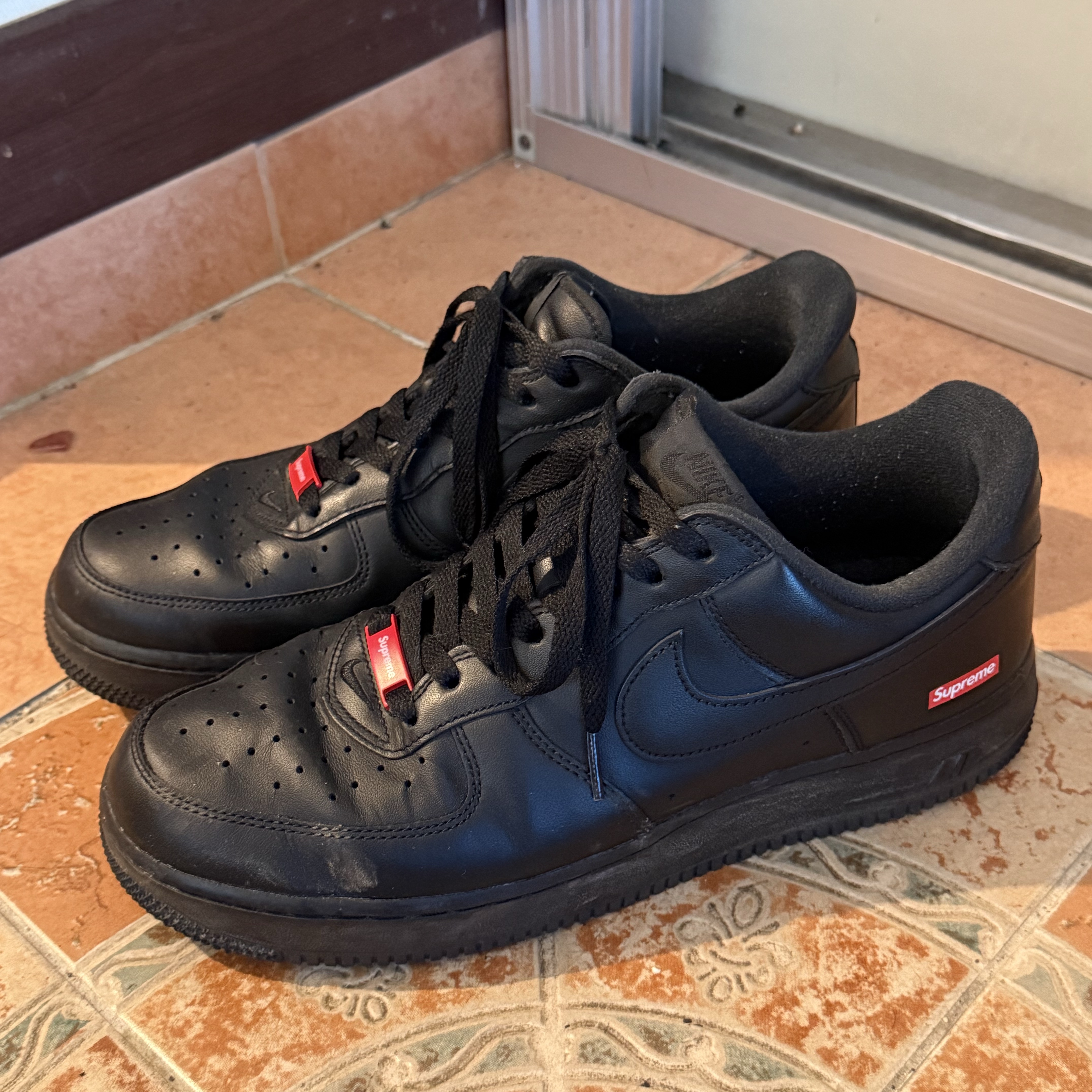 Nike x Supreme Air Force 1 Low Black 착용 스타일