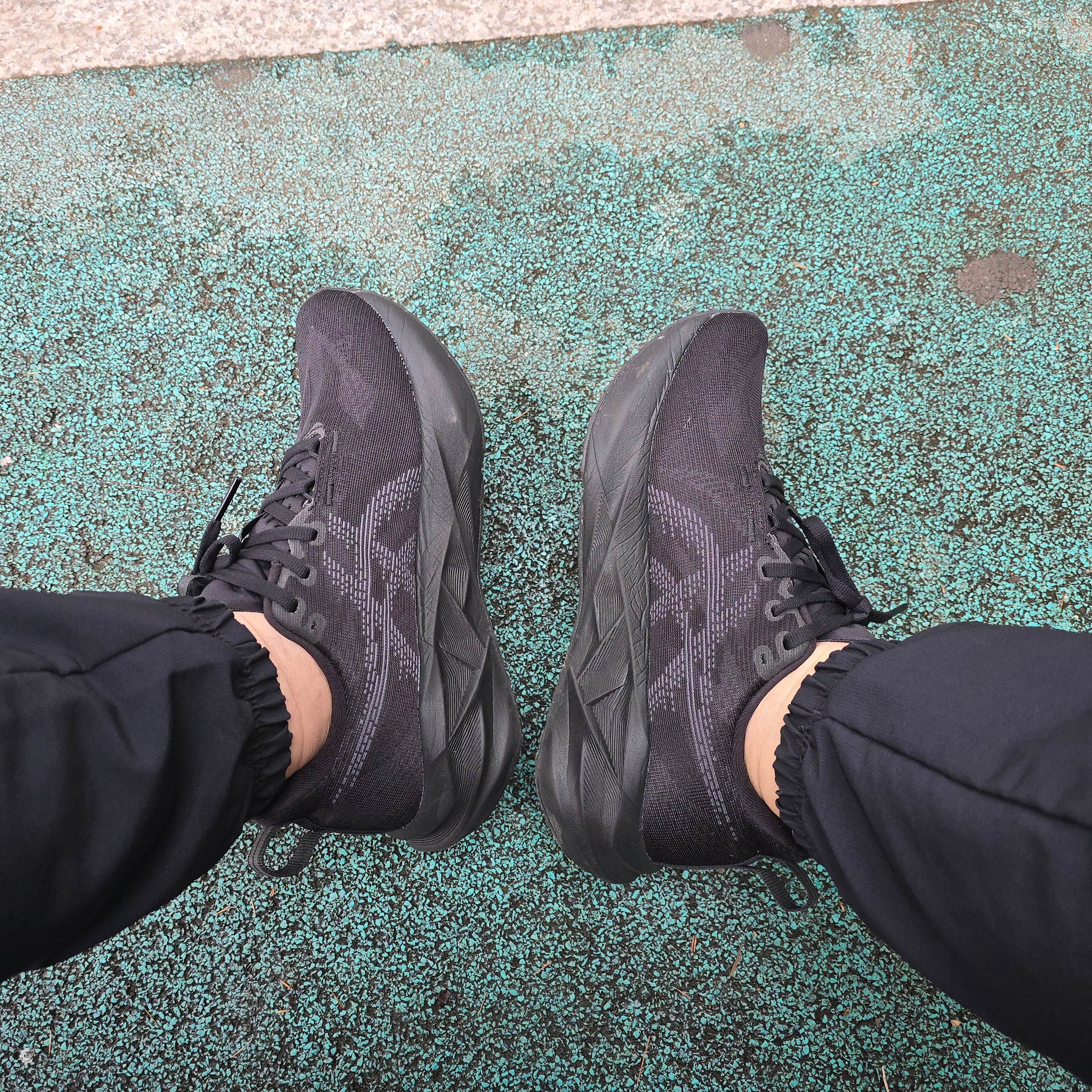 (W) Asics Novablast 5 Black Carrier Grey 착용 스타일 - 2