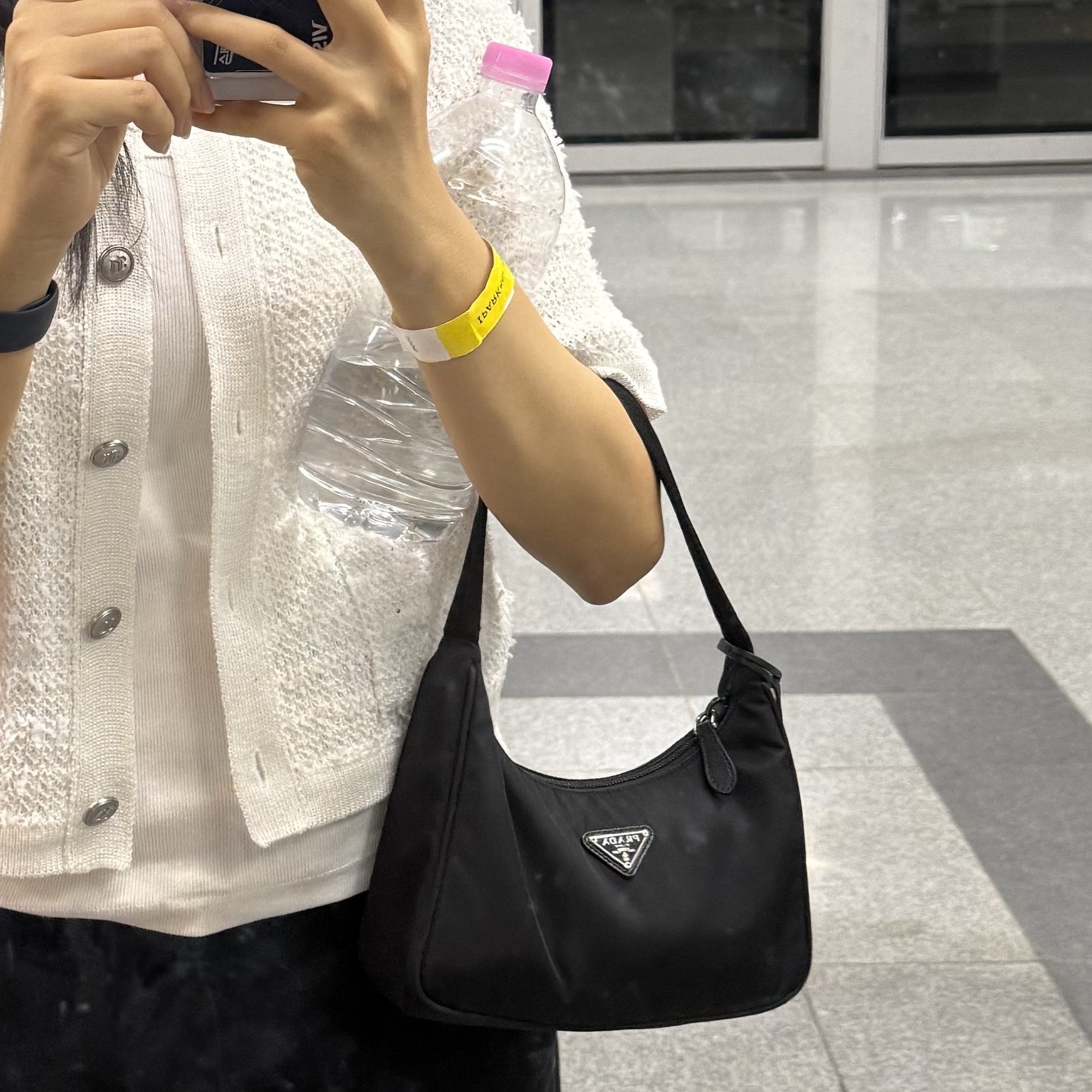 Prada Re-Edition 2000 Re-Nylon Mini Shoulder Bag Black 착용 스타일