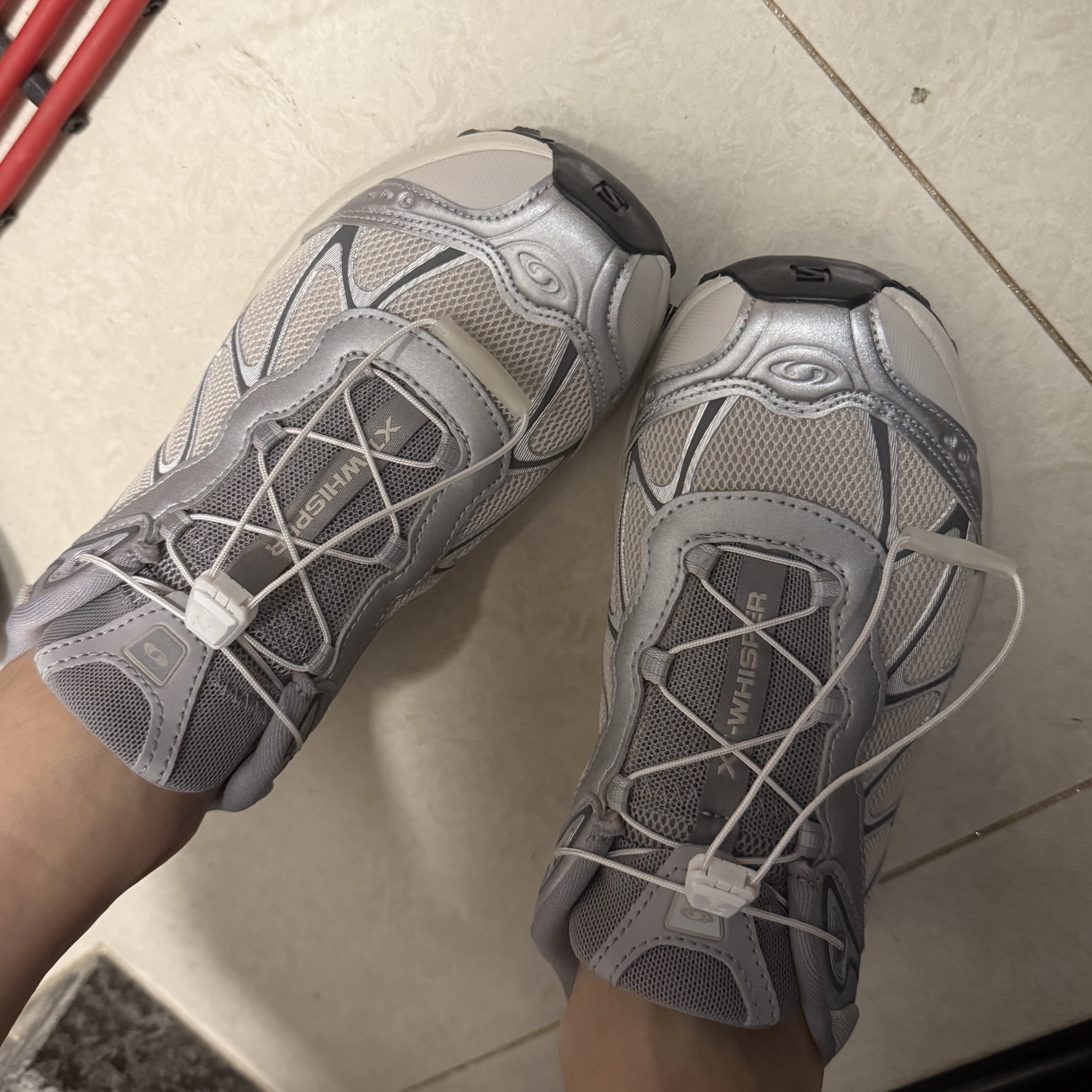 Salomon XT-Whisper Silver Lunar Rock 착용 스타일