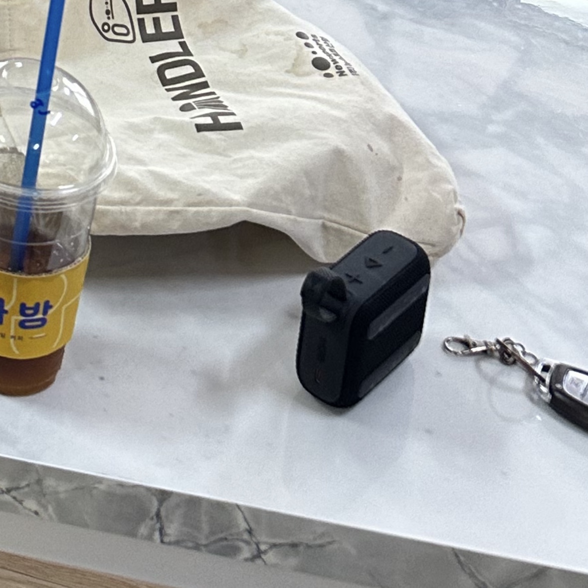 JBL GO4 Portable Bluetooth Speaker Black 착용 스타일