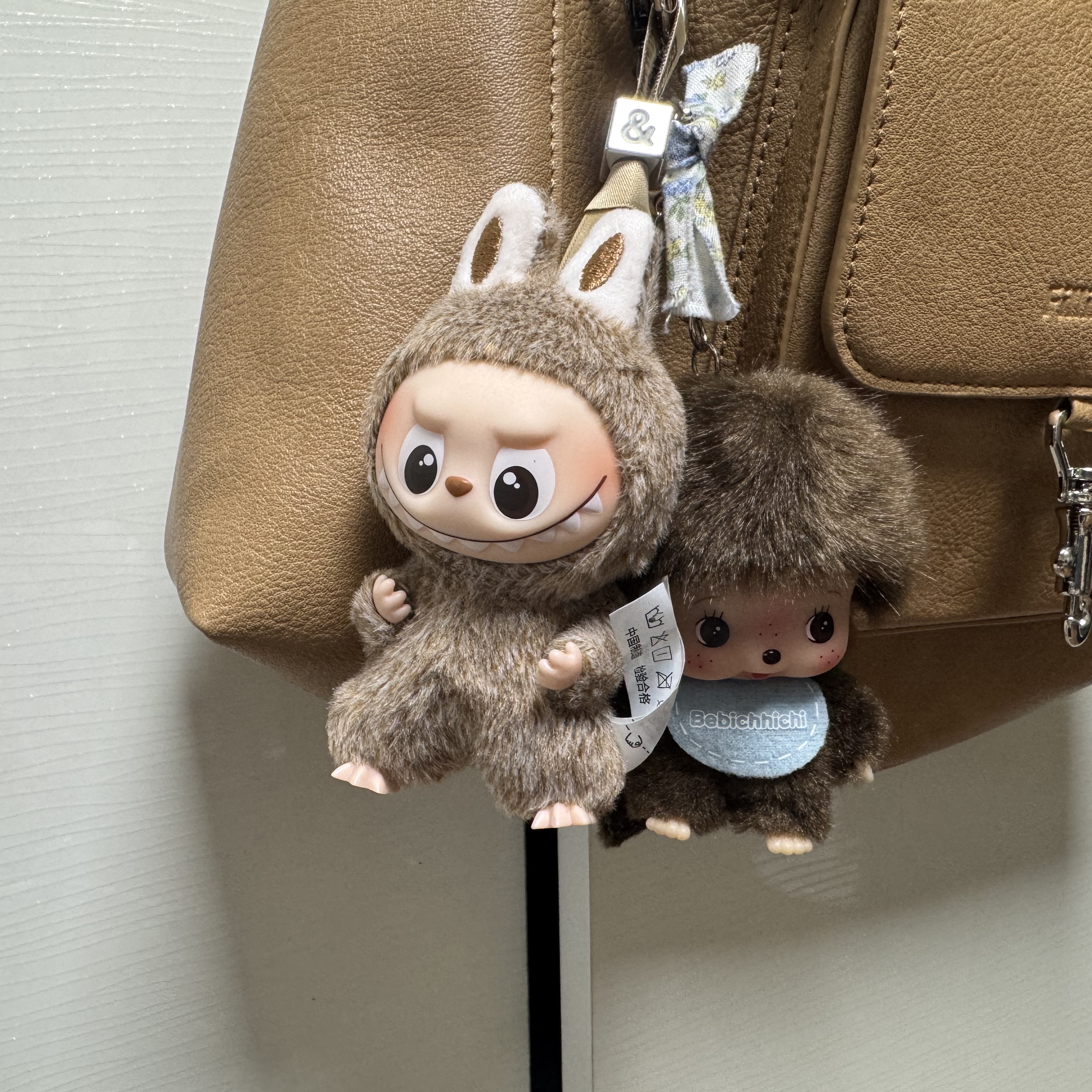 Pop Mart Labubu The Monsters Pin For Love Series Vinyl Plush Pendant (N-Z) & (Opened Case) 착용 스타일 - 3