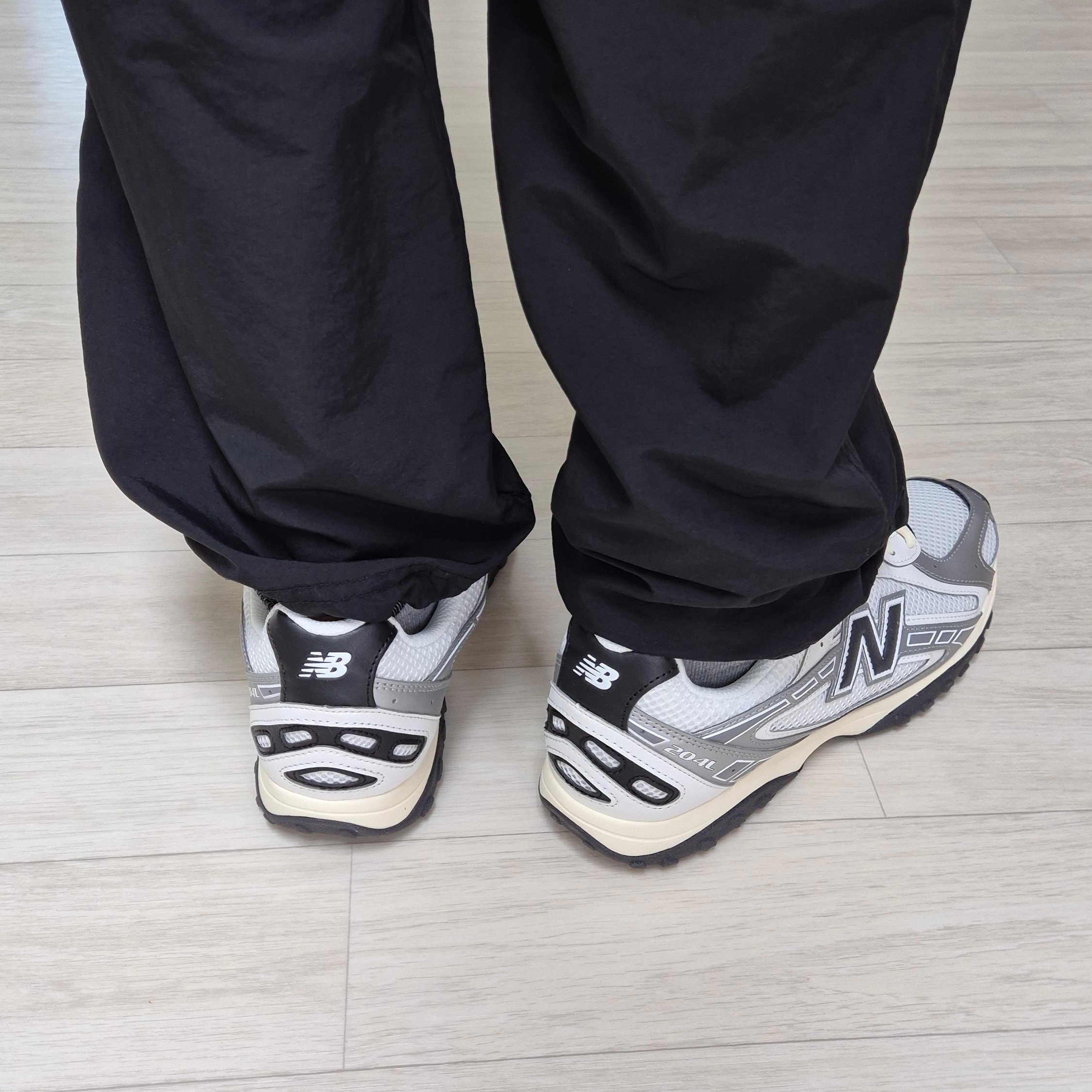 New Balance 204L Silver Metallic Black 착용 스타일 - 2