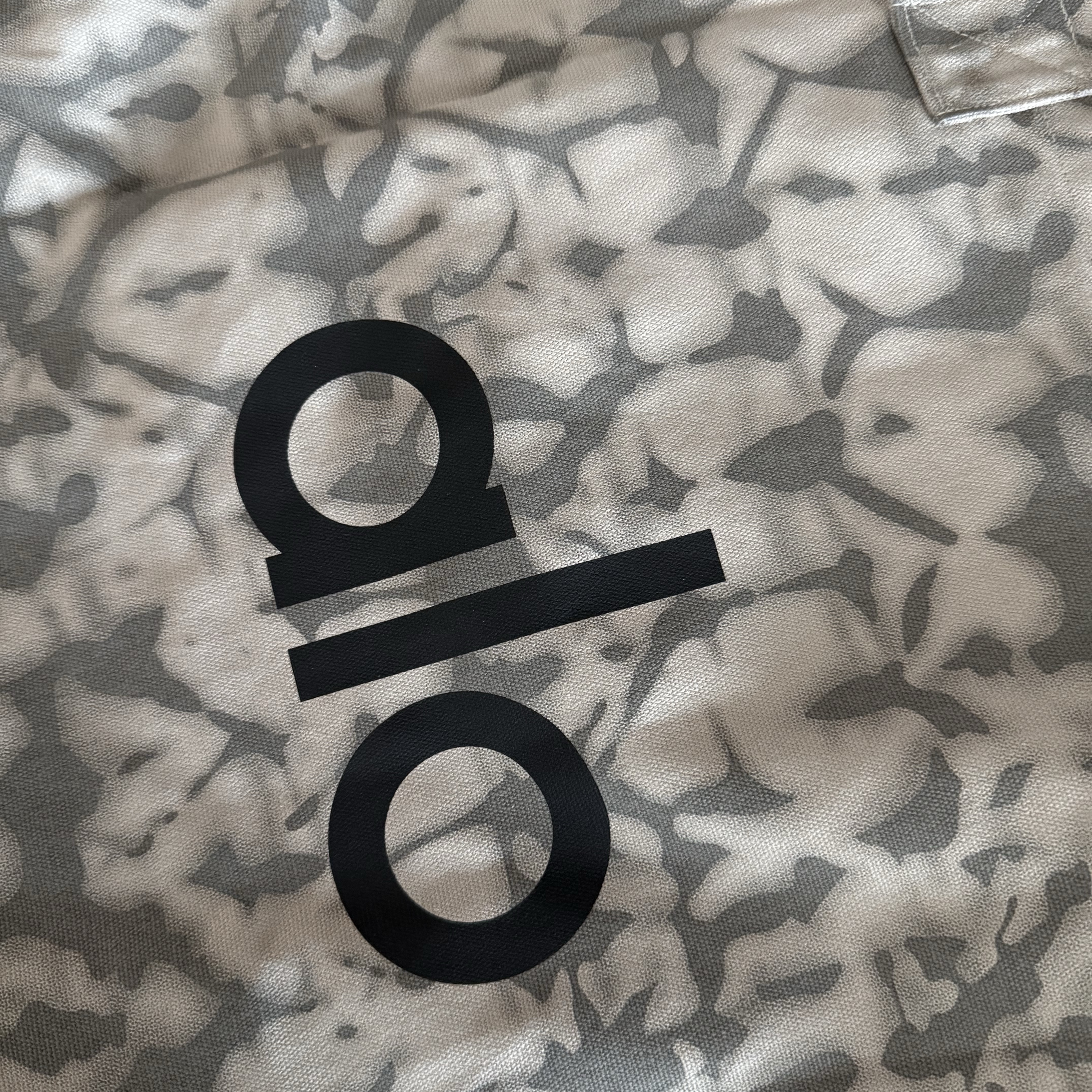 Alo Yoga Iconic Shopper Tote Bag Grey Tiedye 착용 스타일
