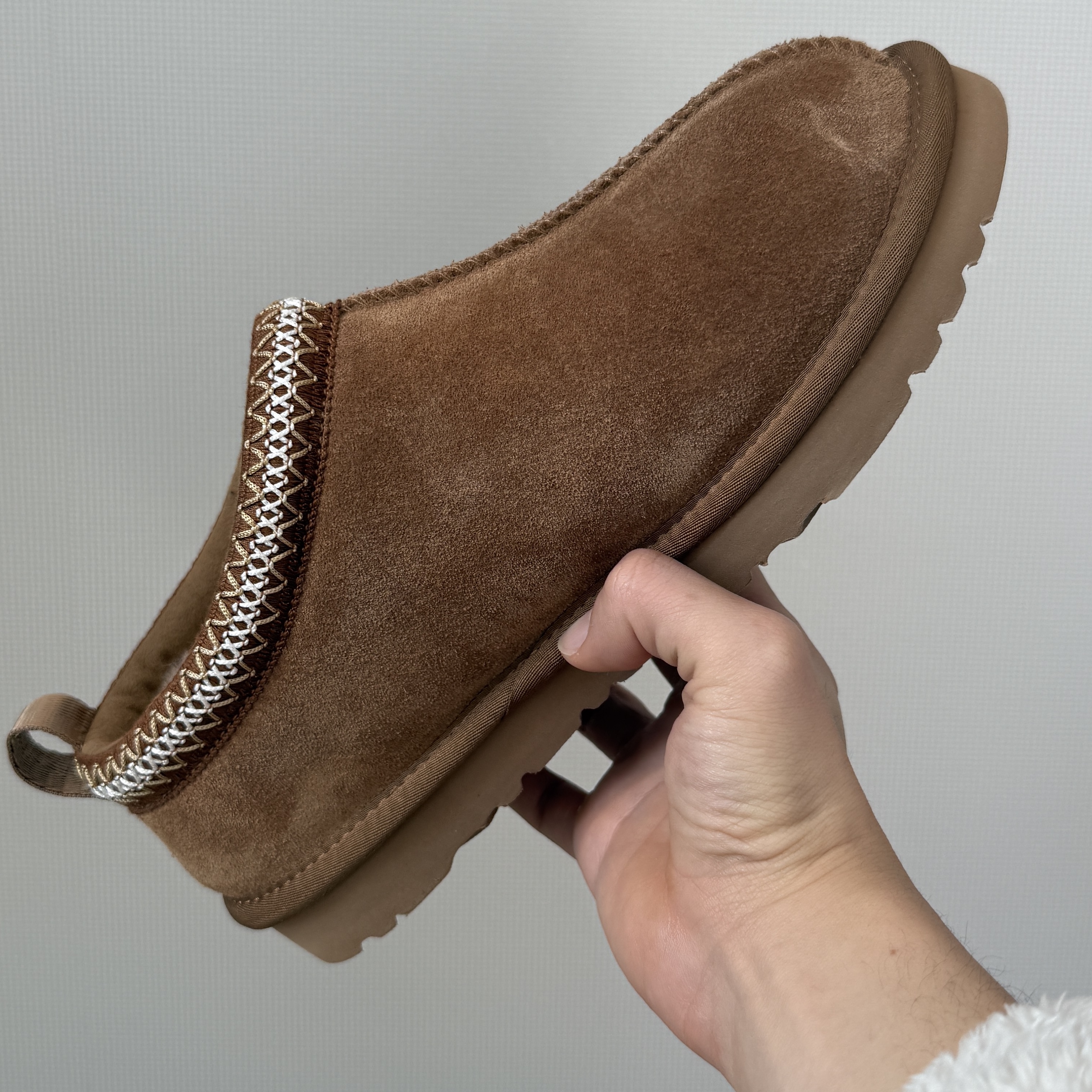 UGG Tasman Slipper Chestnut 착용 스타일