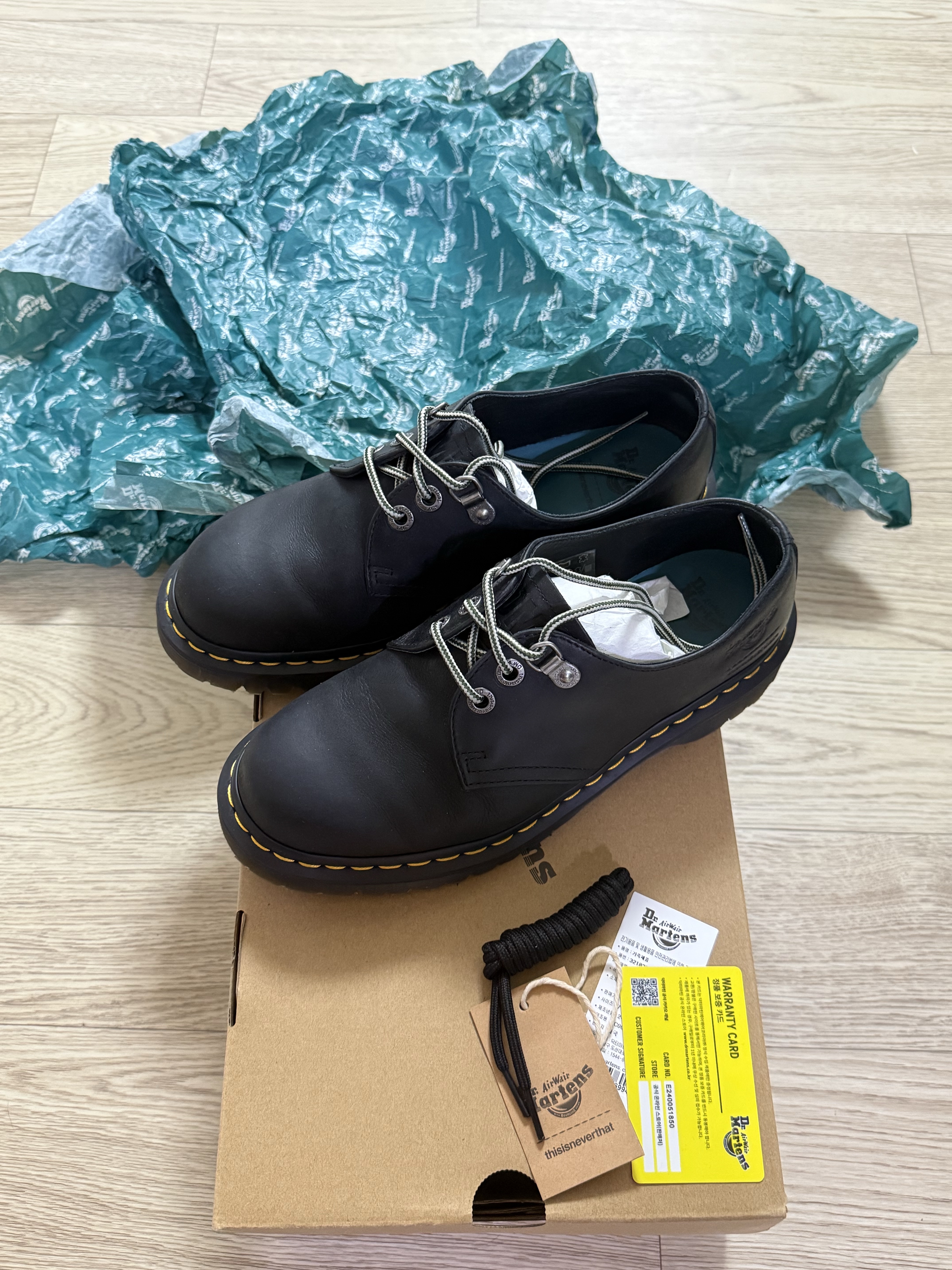 Dr. Martens x Thisisneverthat 1461 Waxed Full Grain Black, Dr. Martens x Thisisneverthat 1460 Waxed Full Grain Brown 착용 스타일 - 3