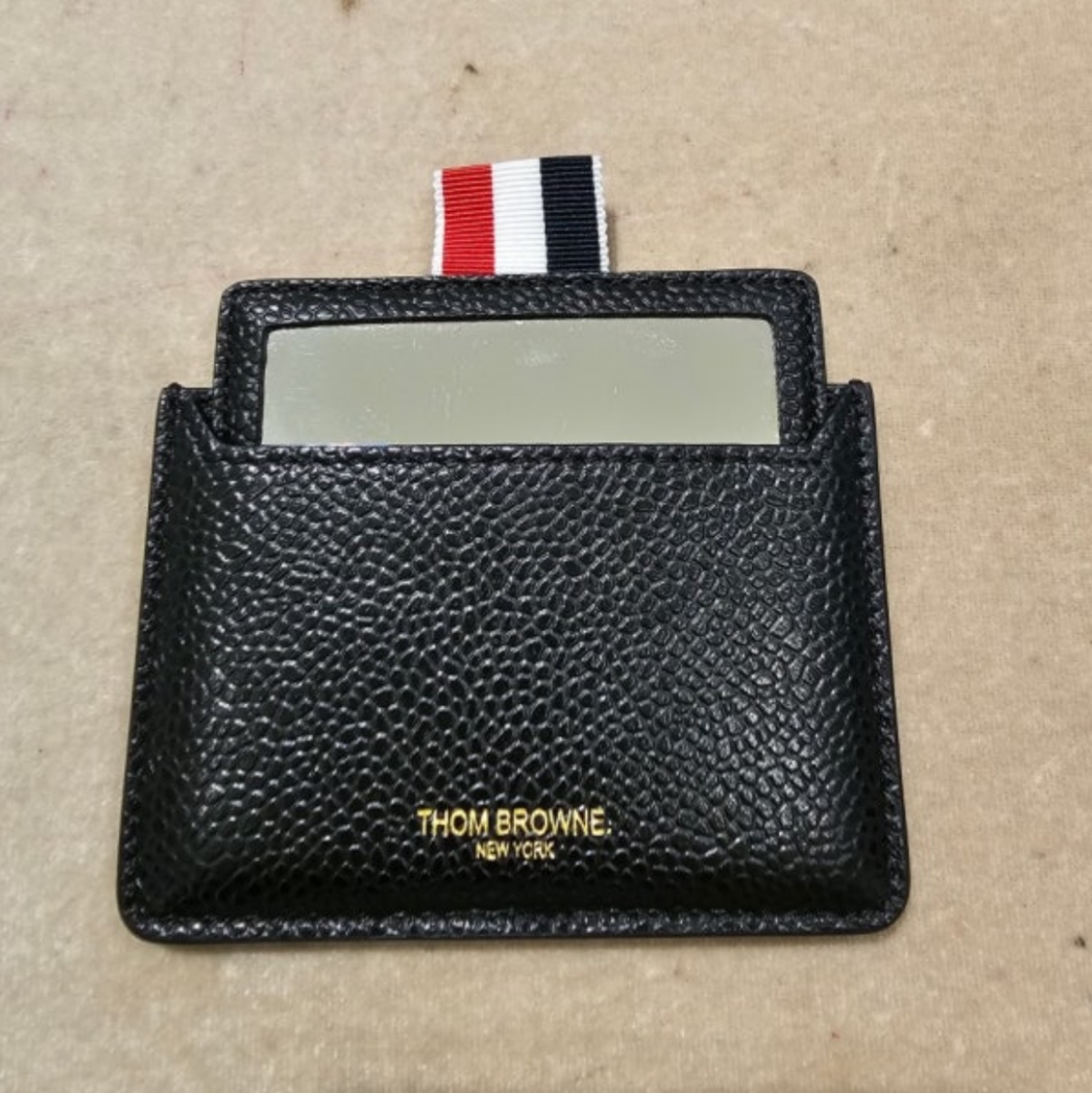 Thom Browne Pebble Grain Leather Stripe Note Compartment Card Holder Black 착용 스타일