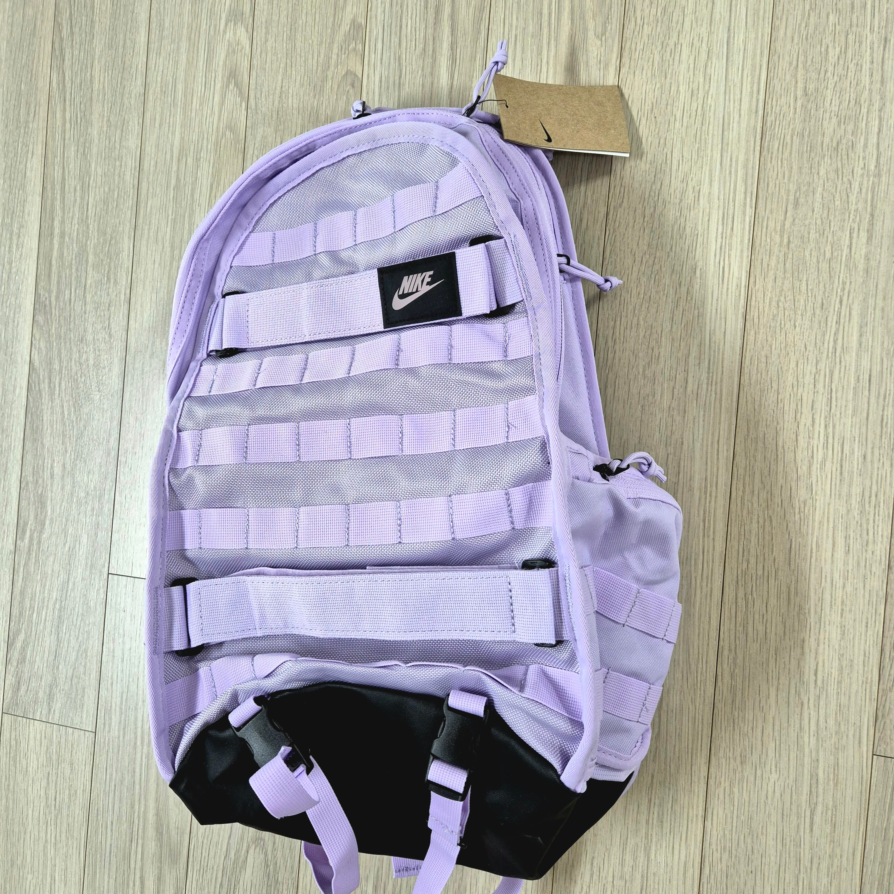 Nike NSW RPM Backpack 26L Lilac Bloom Black 착용 스타일 - 3