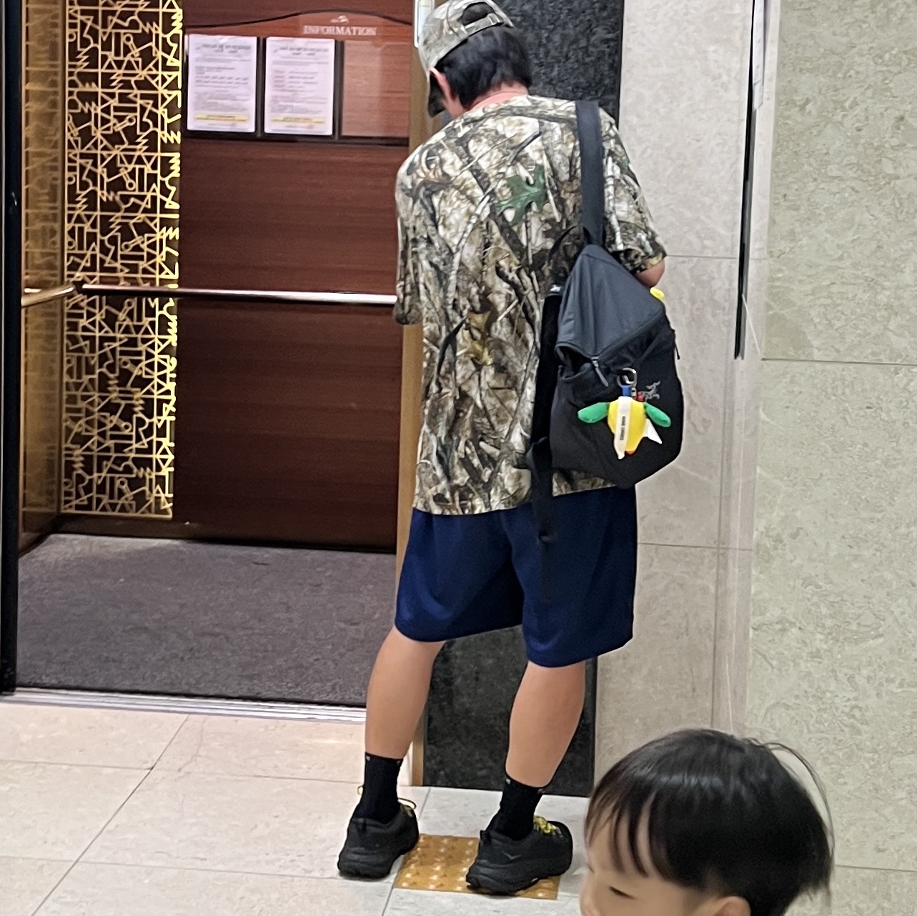 Supreme License Plate 6-Panel Realtree Hardwoods Camo - 25SS, Supreme Small Box T-Shirt TrueTimber HTC Fall Camo - 24FW 착용 스타일 - 2
