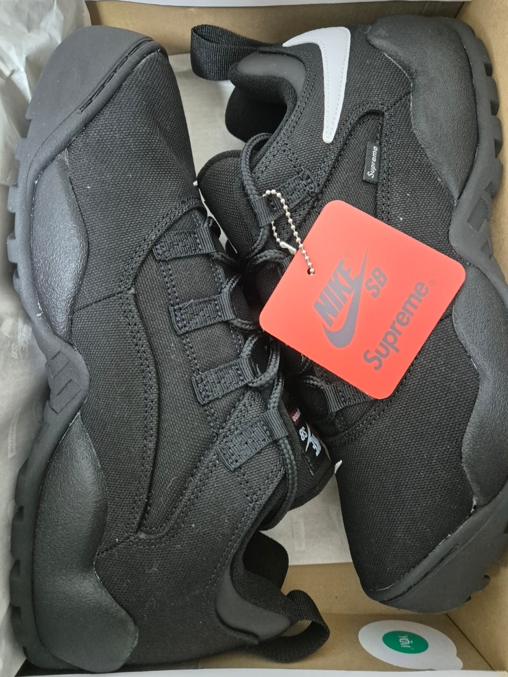 Nike x Supreme SB Darwin Low Black 착용 스타일