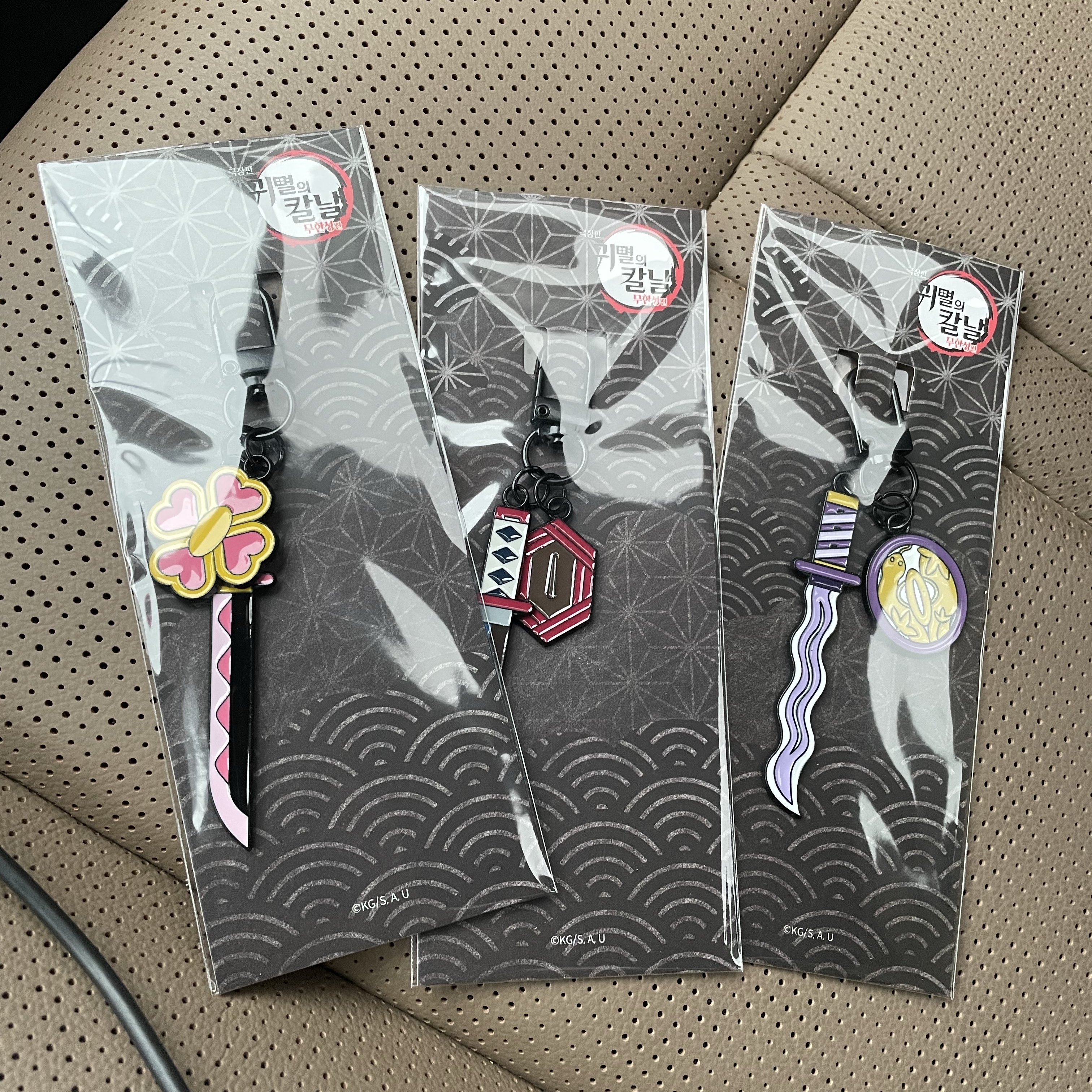 Demon Slayer Kimetsu No Yaiba Nichirin Sword Keyring Tomioka Giyu, Demon Slayer Kimetsu No Yaiba Nichirin Sword Keyring Obanai Iguro 착용 스타일 - 1