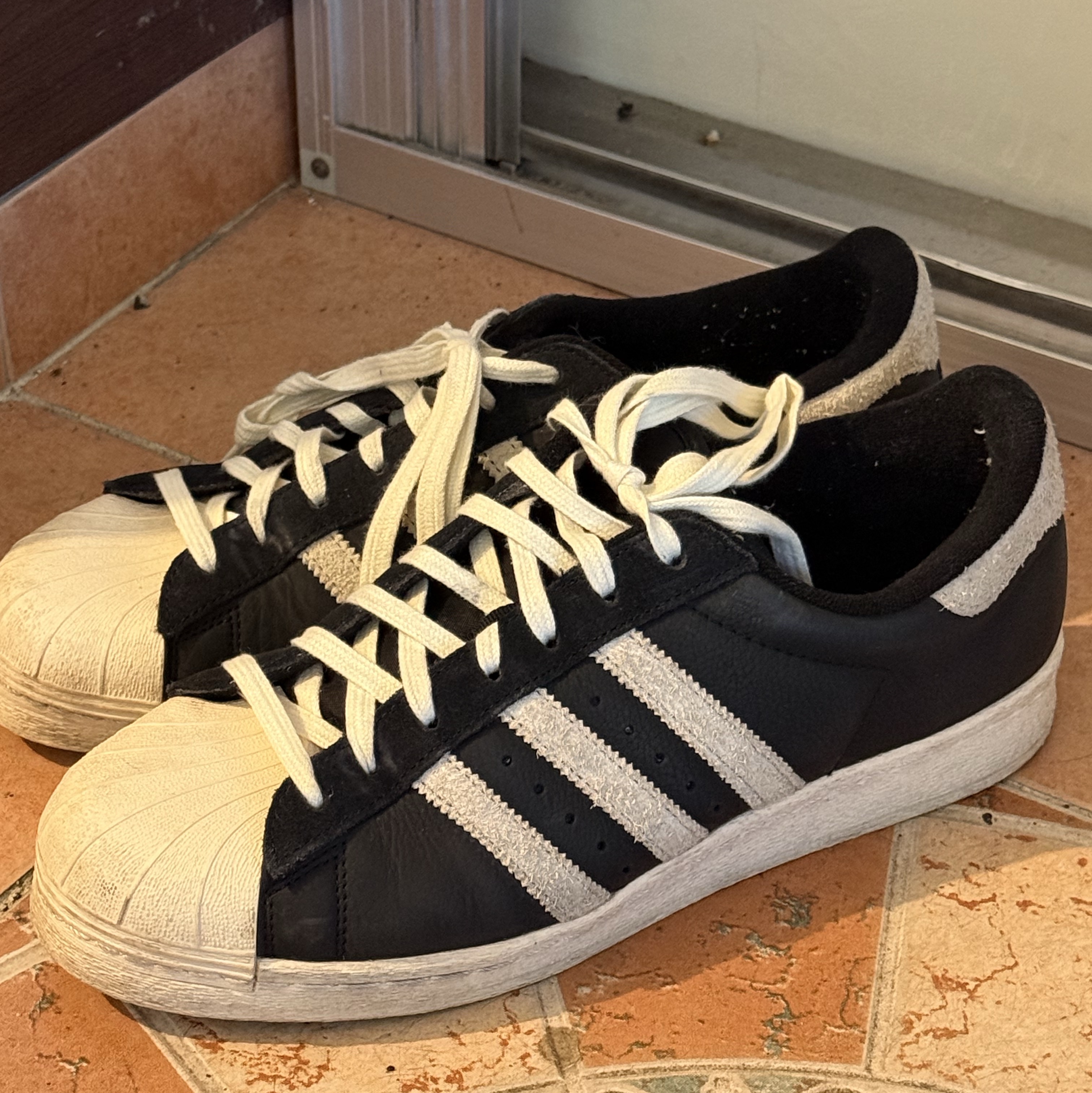 Adidas Superstar 82 Black White 착용 스타일