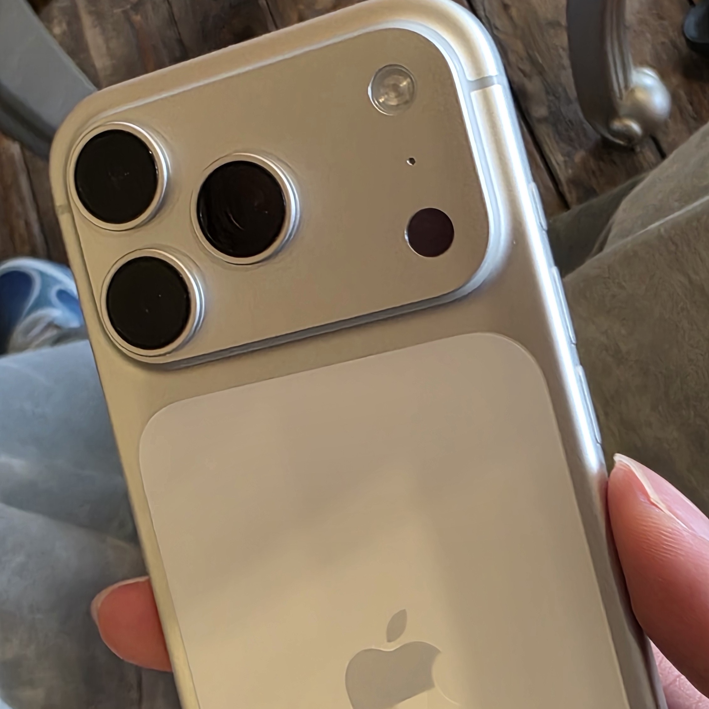 Apple iPhone 17 Pro 512GB Silver, Apple iPhone 17 Pro 256GB Silver 착용 스타일 - 1